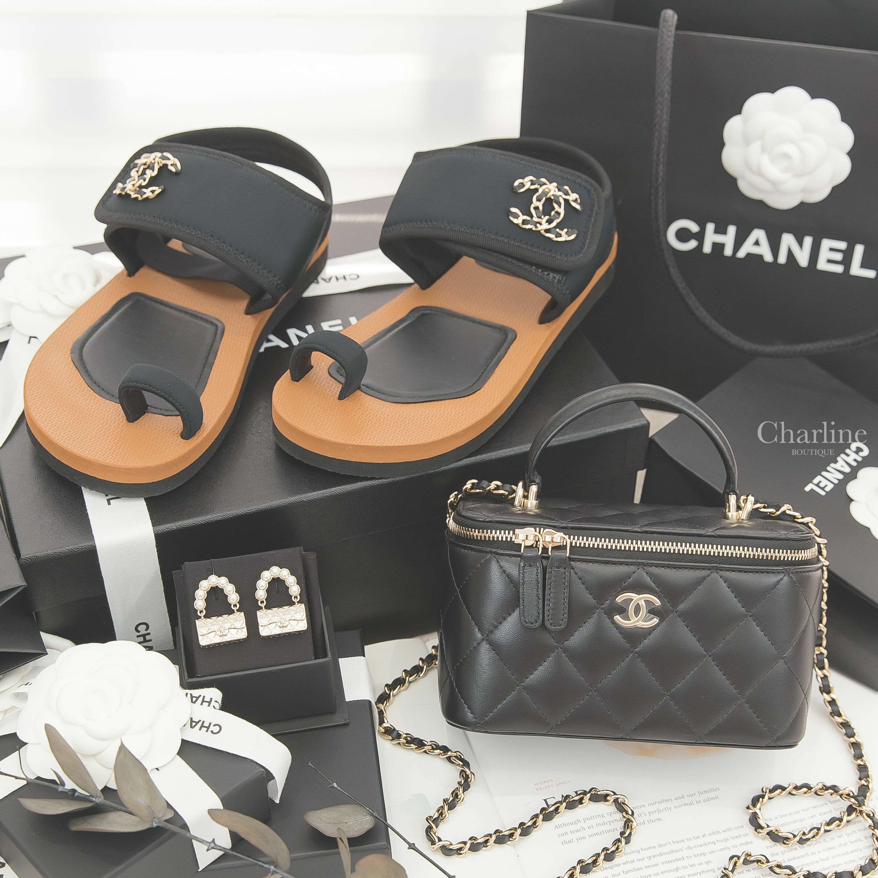 Chanel Vanity With Chain 黑色金CC金鍊小羊皮菱格紋長方形手提肩背包,Chanel Earrings 白色珍珠金色手提包包垂墜耳環-Charline Boutique 精品代購