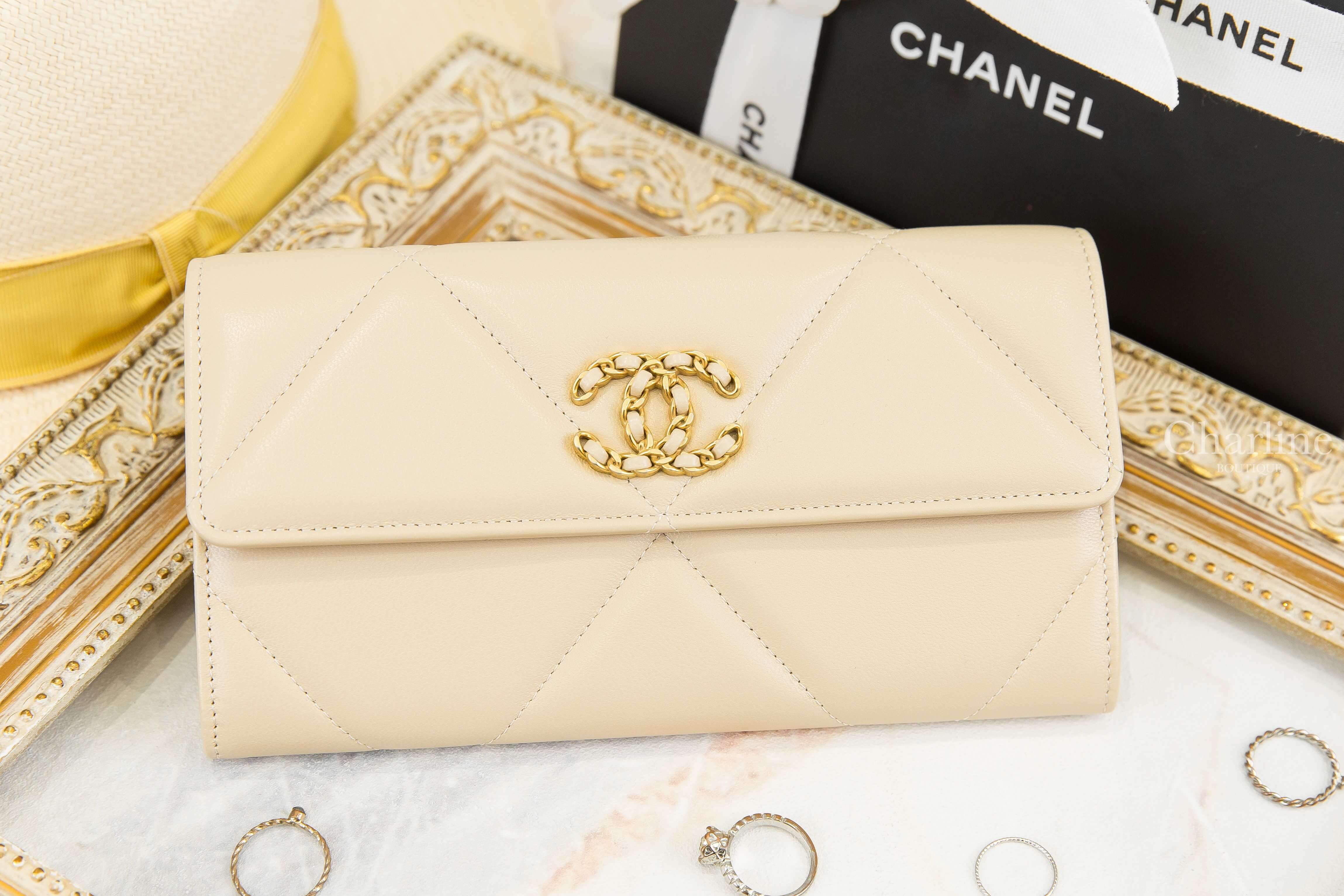 Chanel Chanel 19 Long Flap Wallet 米色金CC大菱格羊皮前釦式長夾-Charline Boutique 精品代購