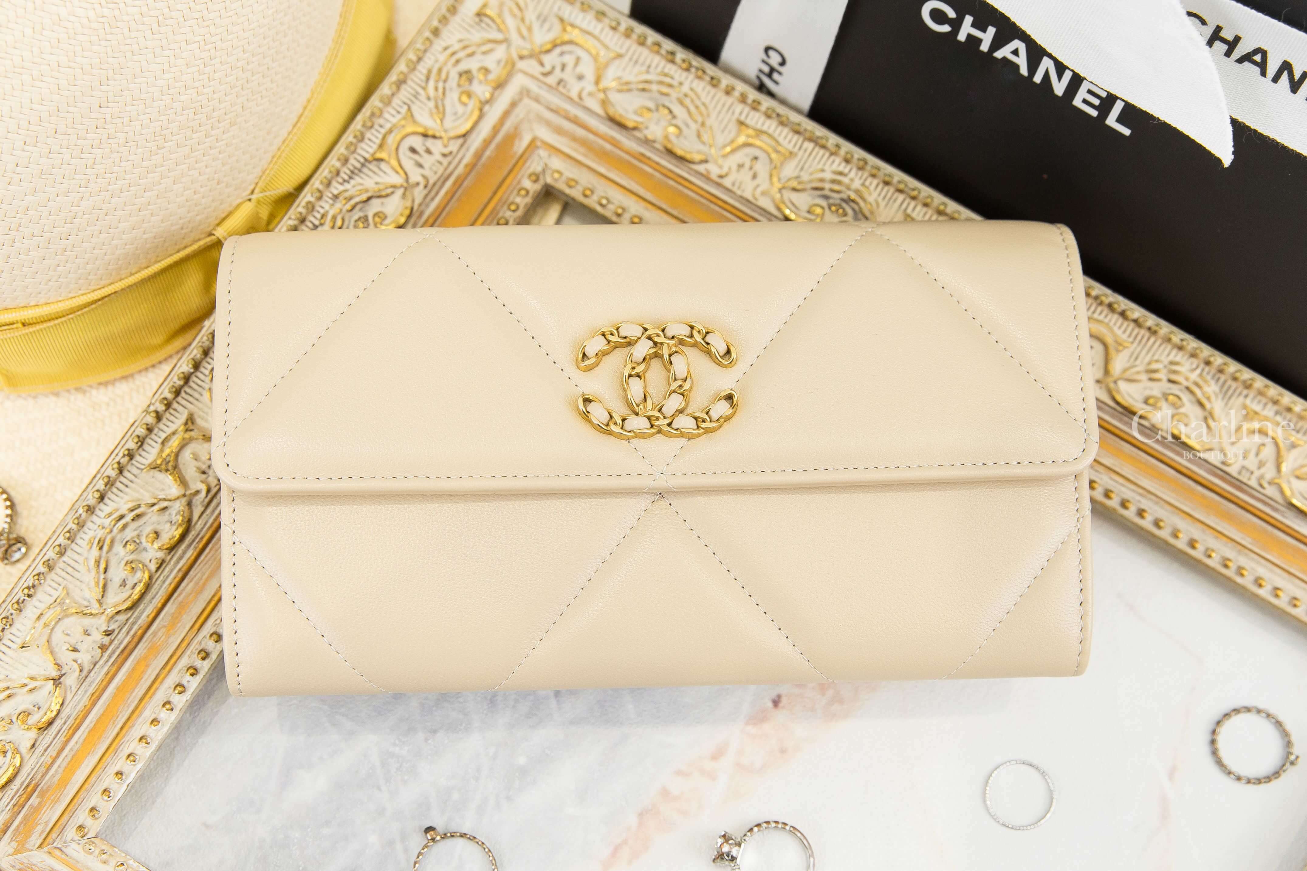 Chanel Chanel 19 Long Flap Wallet 米色金CC大菱格羊皮前釦式長夾-Charline Boutique 精品代購