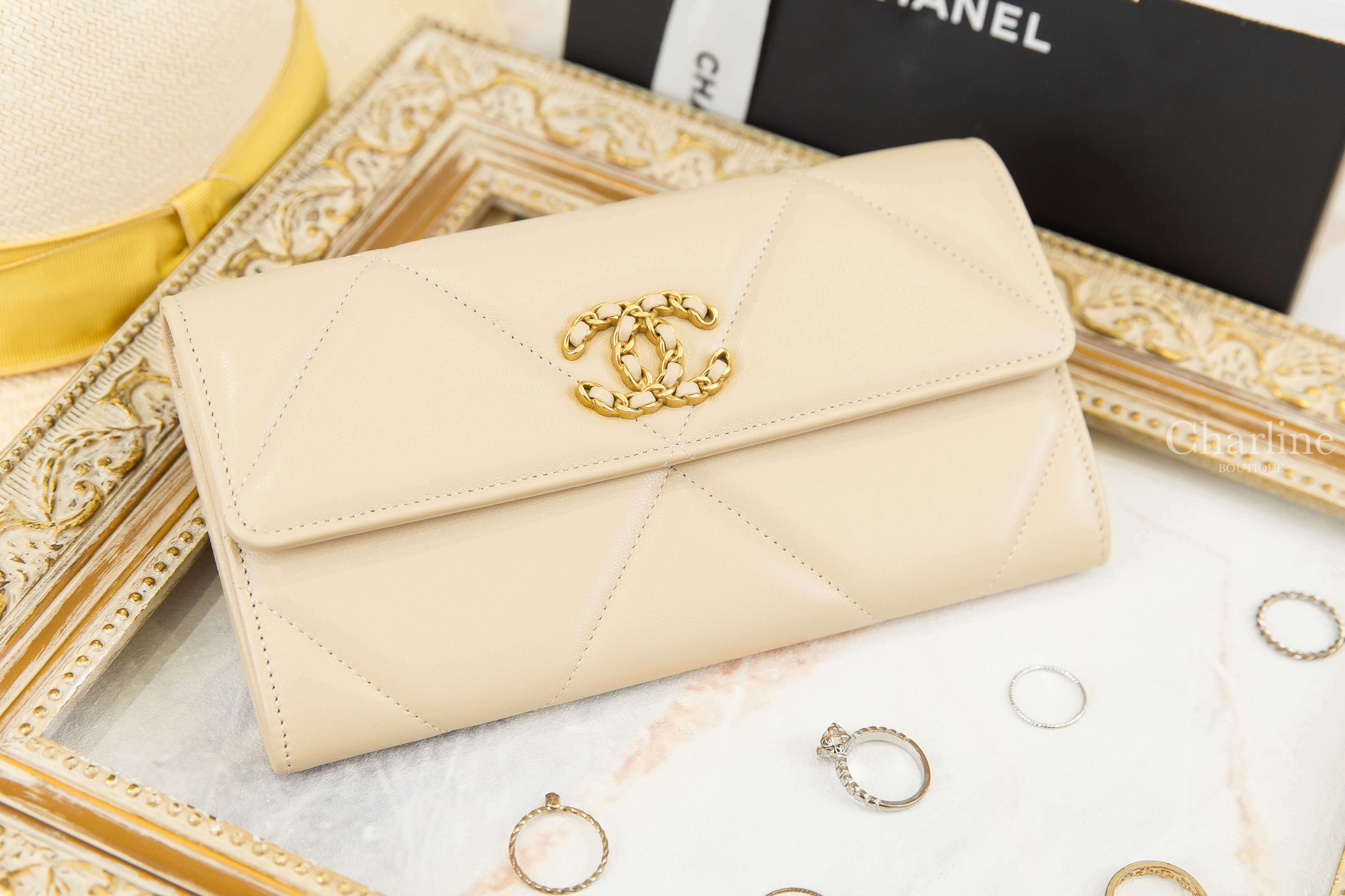 Chanel Chanel 19 Long Flap Wallet 米色金CC大菱格羊皮前釦式長夾-Charline Boutique 精品代購
