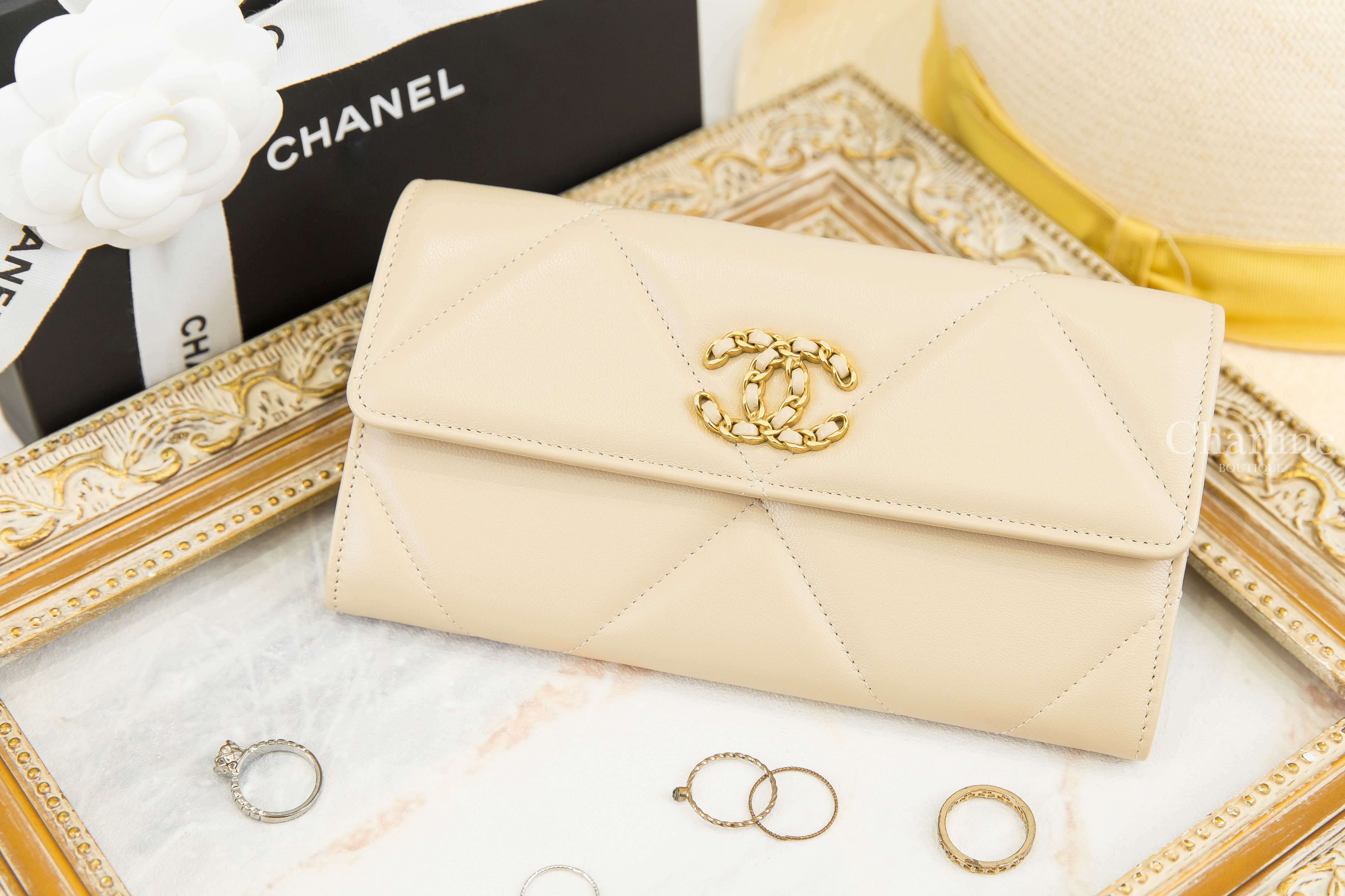 Chanel Chanel 19 Long Flap Wallet 米色金CC大菱格羊皮前釦式長夾-Charline Boutique 精品代購