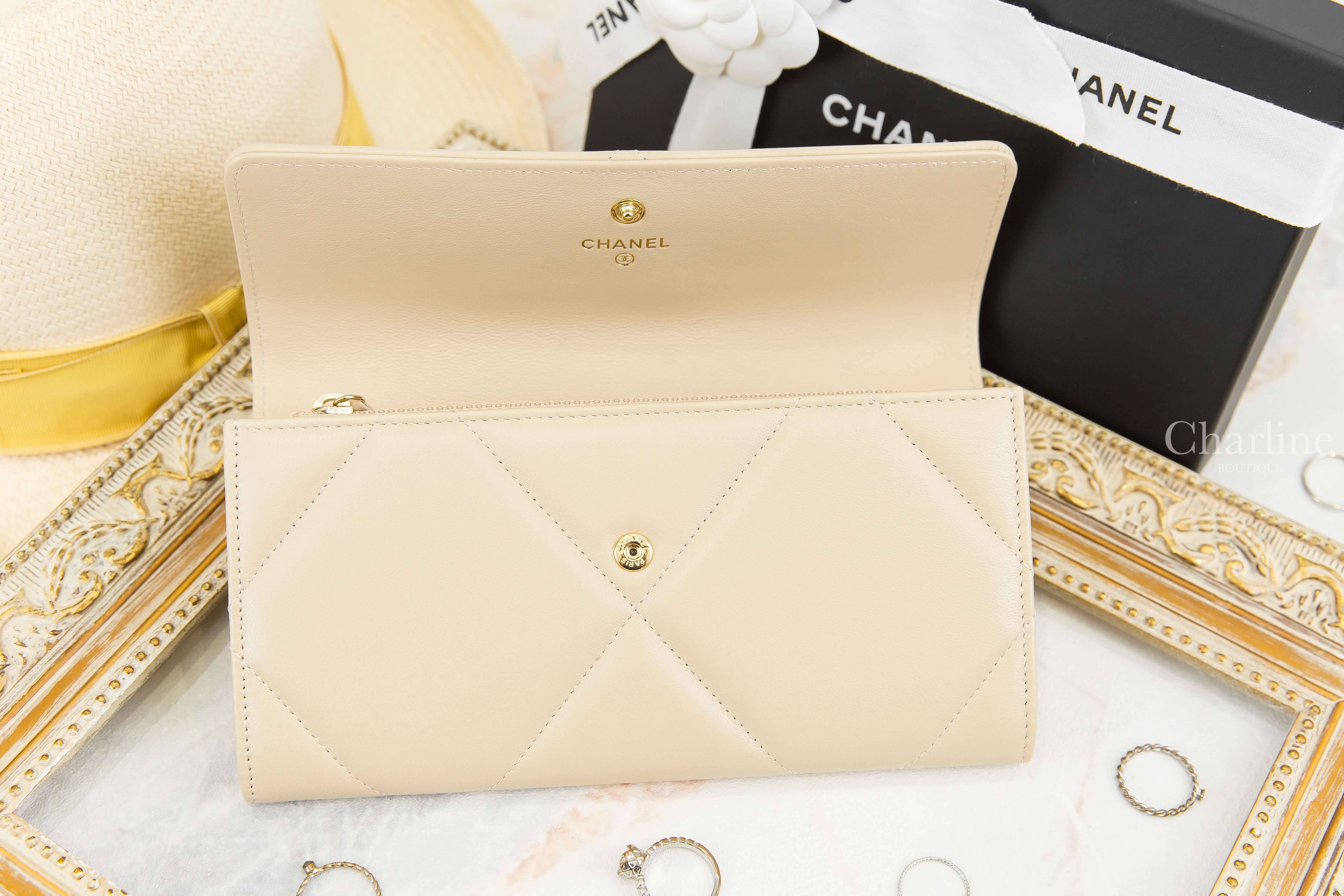 Chanel Chanel 19 Long Flap Wallet 米色金CC大菱格羊皮前釦式長夾-Charline Boutique 精品代購