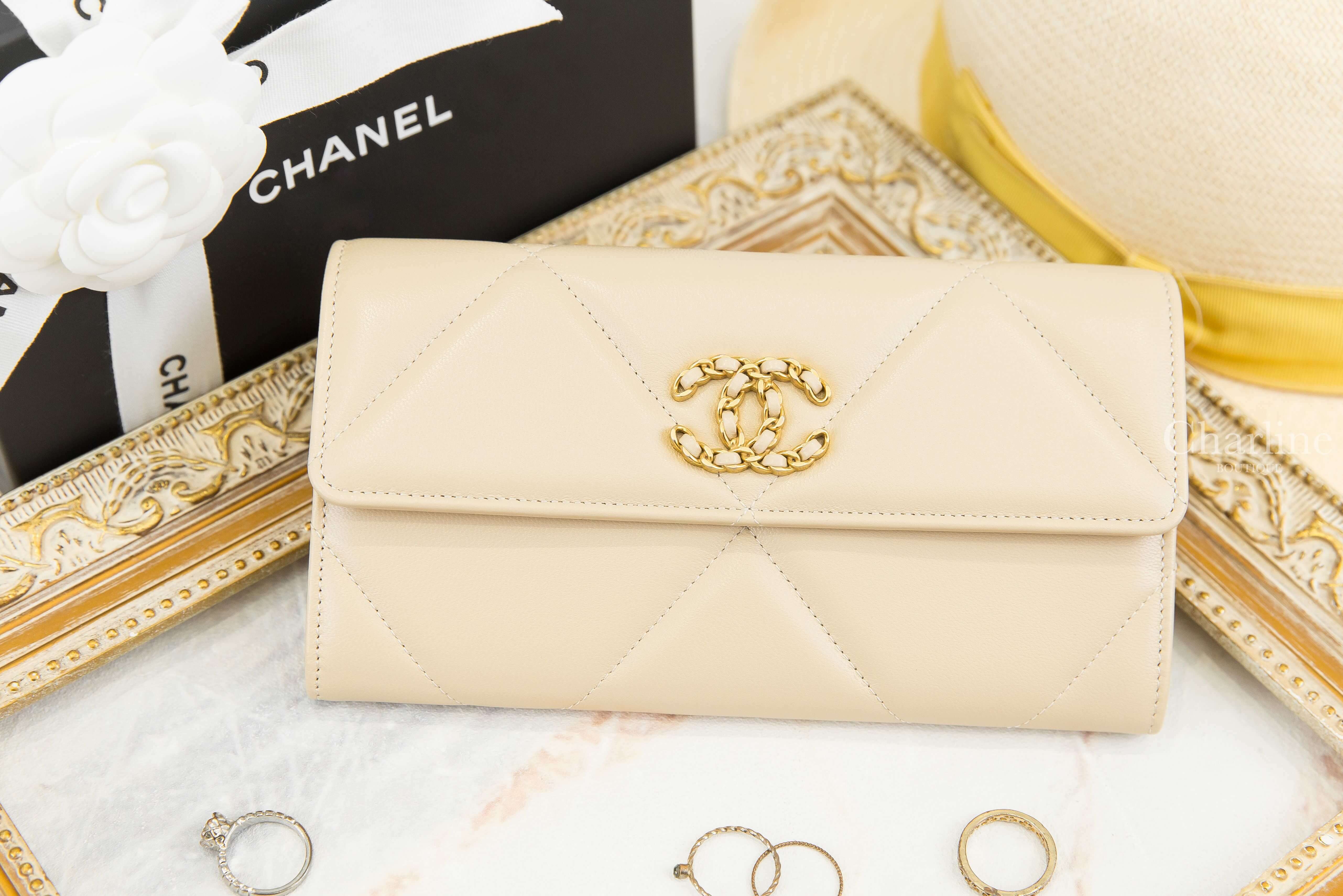 Chanel Chanel 19 Long Flap Wallet 米色金CC大菱格羊皮前釦式長夾-Charline Boutique 精品代購
