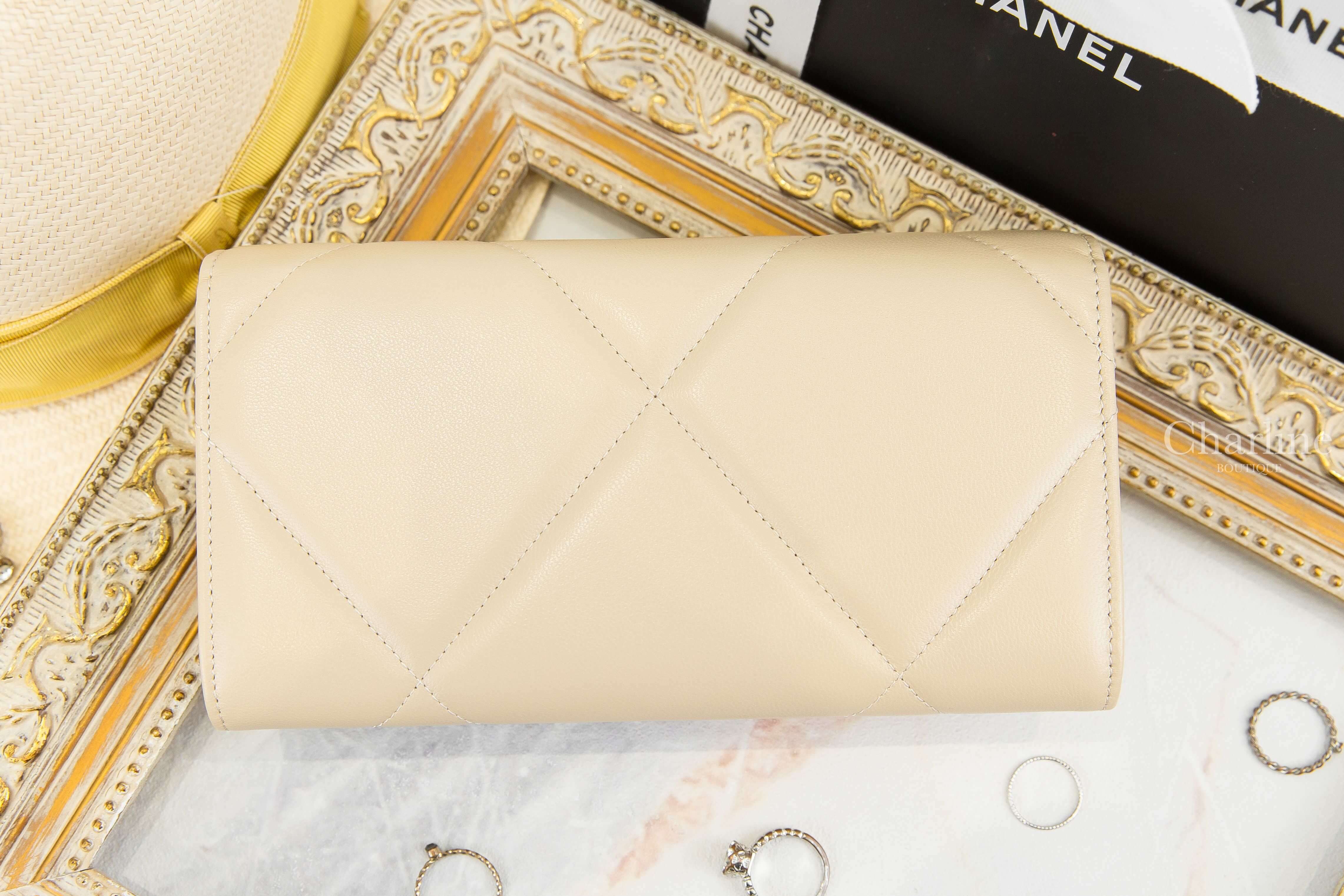 Chanel Chanel 19 Long Flap Wallet 米色金CC大菱格羊皮前釦式長夾-Charline Boutique 精品代購