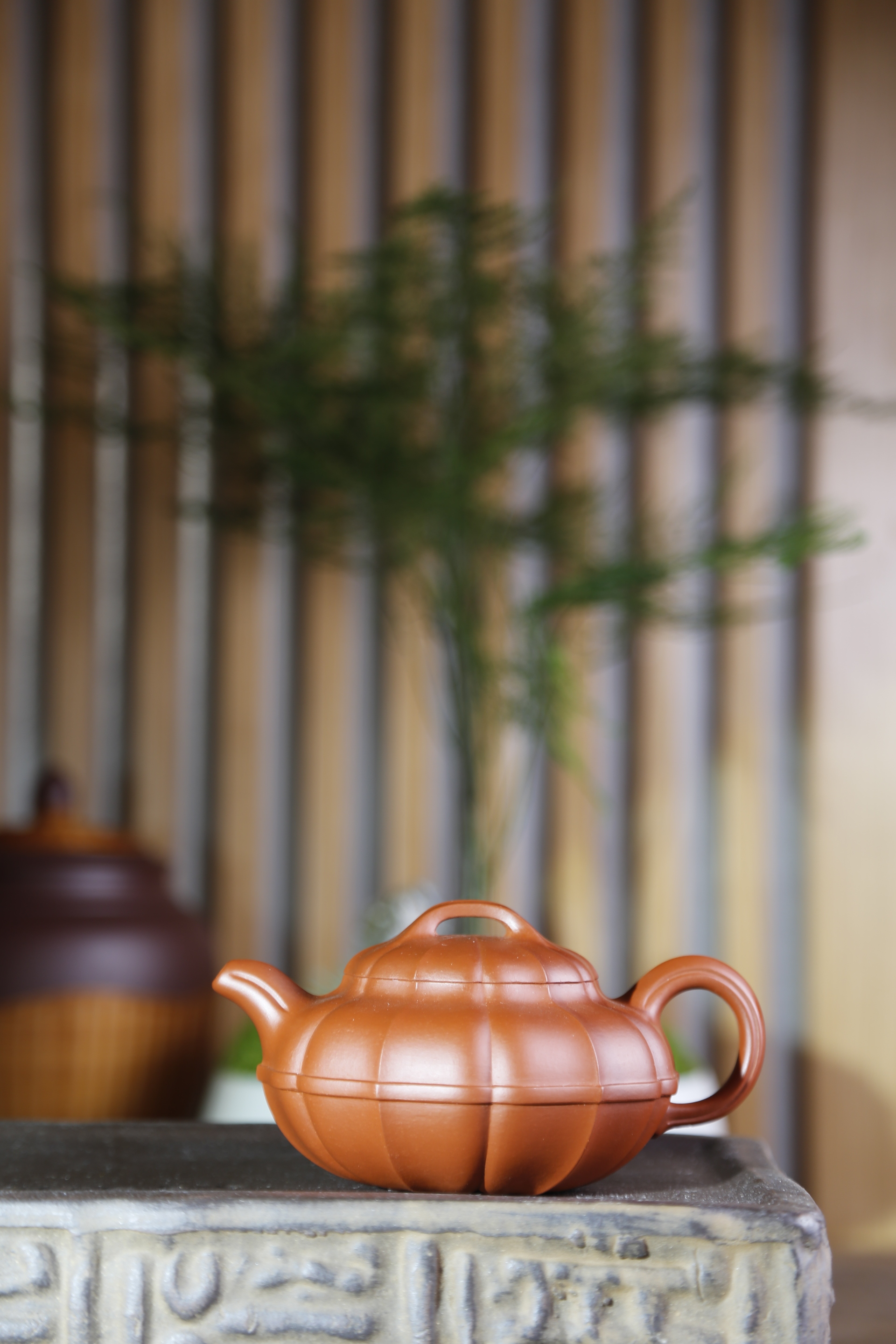 【筋紋合菱】--上看似覆菱花，下看似盛開菱花，紐、蓋、身均由上下相間筋紋花瓣咬合而成