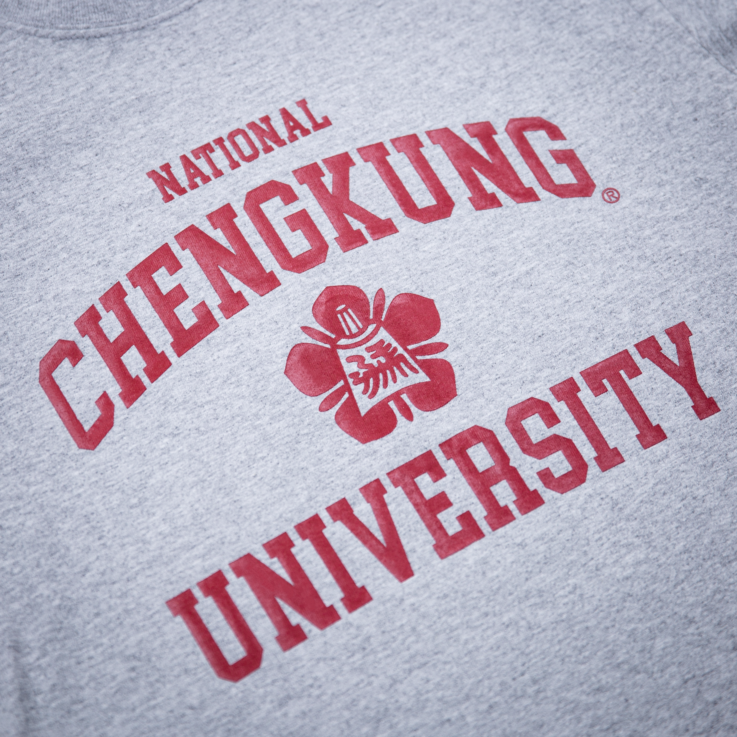 Champion® NCKU 成功大學 經典校徽款 T-Shirt (灰色)