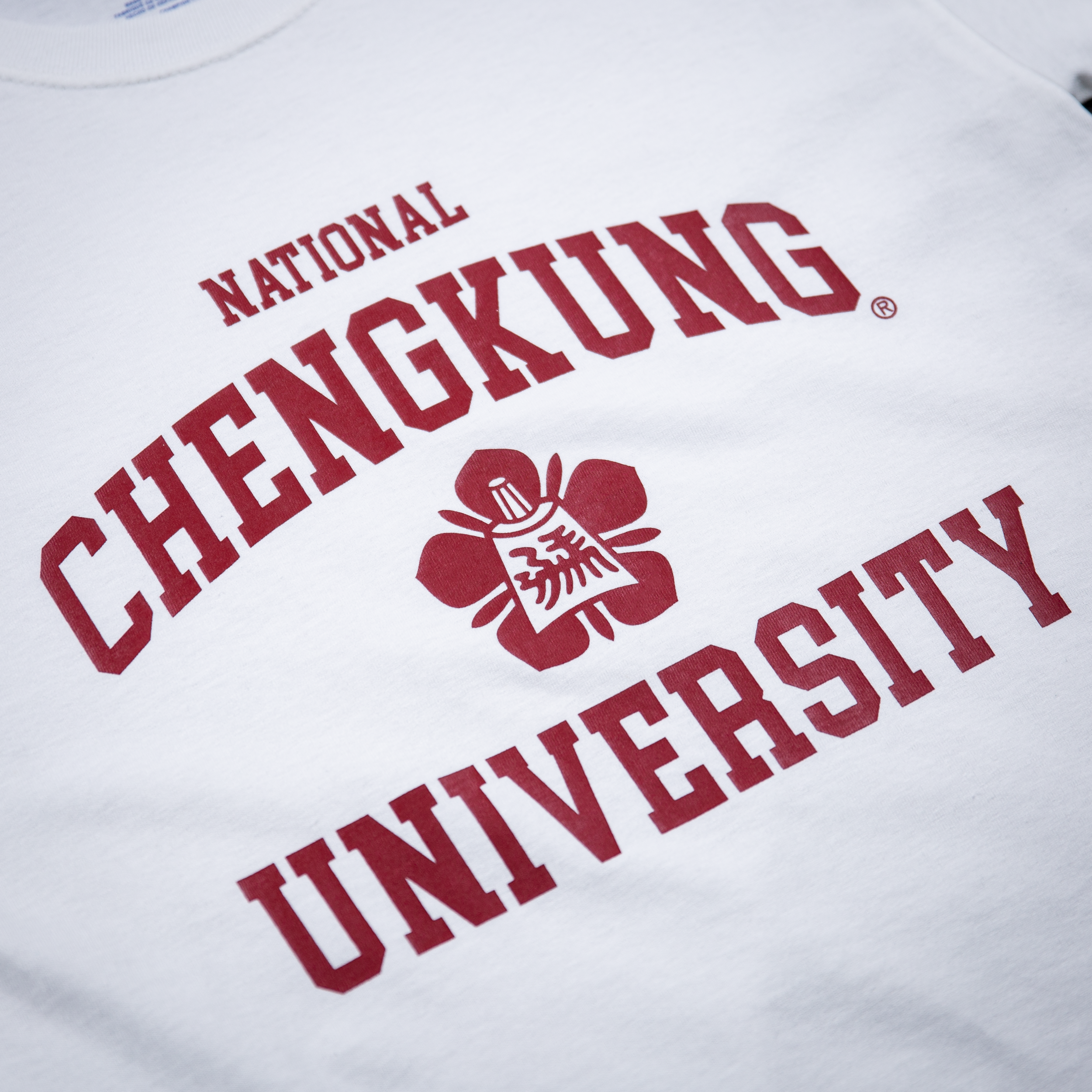 Champion® 成功大學 NCKU 經典校徽款 T-Shirt (白色)