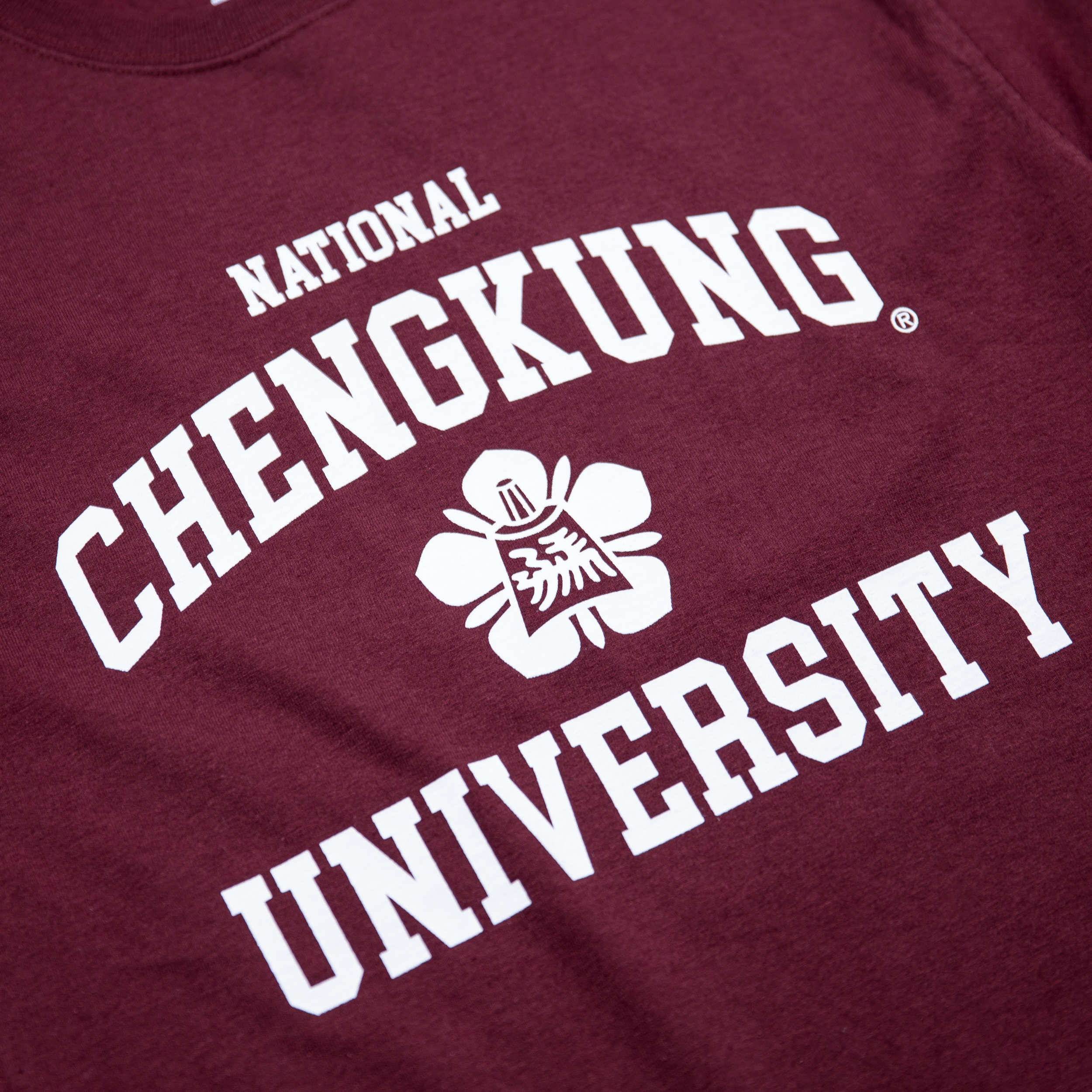 Champion® 成功大學 NCKU 經典校徽款 T-Shirt (酒紅)