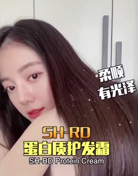 马来西亚艺人Vividianne正在展示滑顺的秀发。