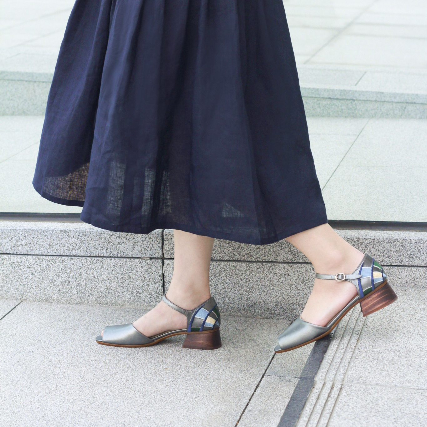 刺繡木跟魚口鞋｜蒲公英花火 (黑銀)