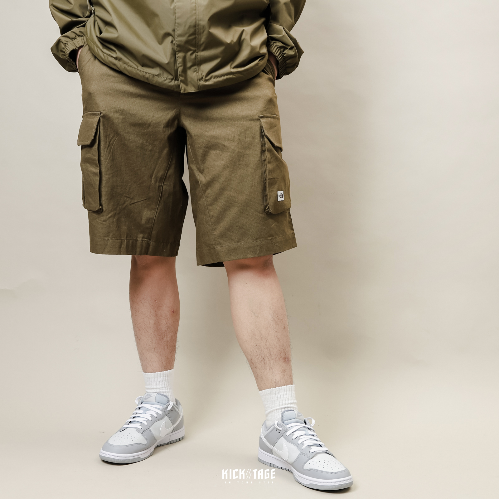 **特價商品售出不退換**男款 THE NORTH FACE SHORT 橄欖綠 小標 大口袋 短褲 工作褲【NF0A5JWQ37U】