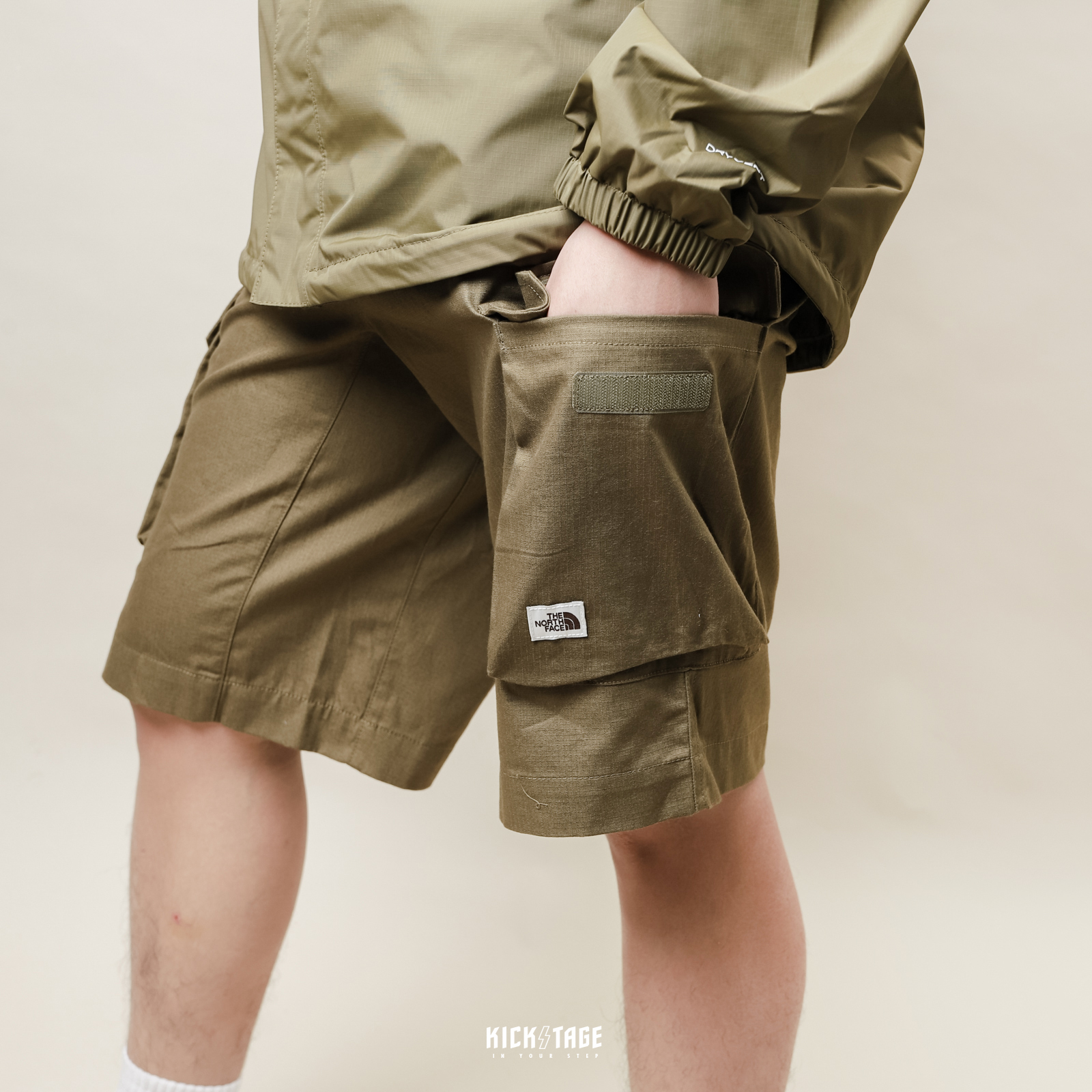 **特價商品售出不退換**男款 THE NORTH FACE SHORT 橄欖綠 小標 大口袋 短褲 工作褲【NF0A5JWQ37U】
