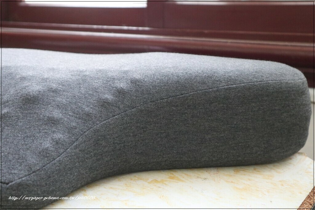 女王推薦優扶磁石護頸枕， 完美支撐瞬間釋壓