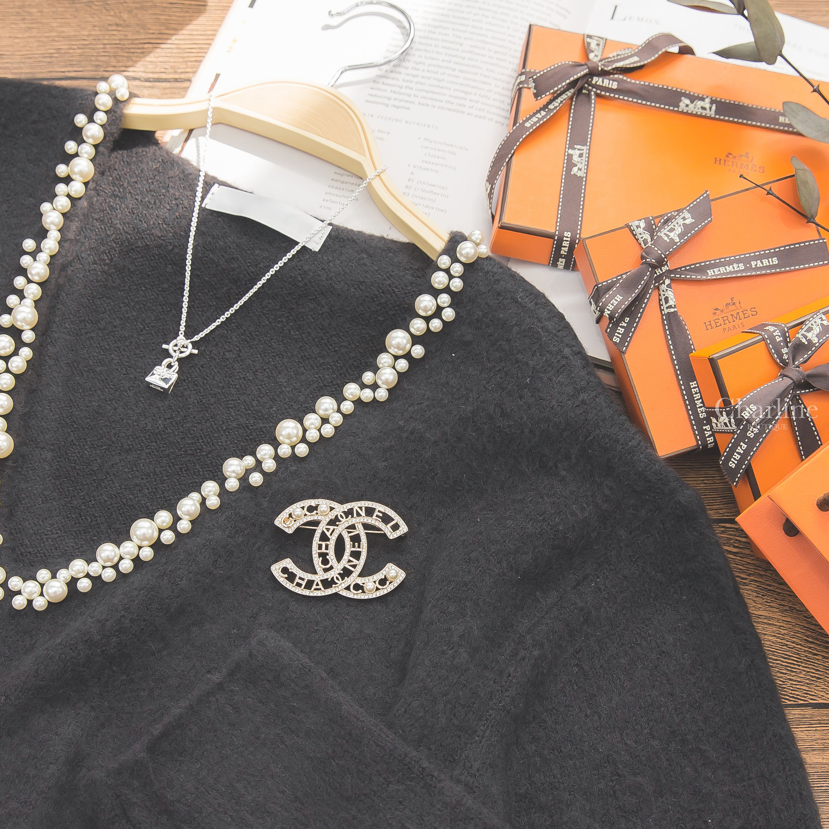 Hermès Birkin Amulette Pendant 銀色鉑金包銀飾墜飾項鍊,Chanel Brooch 金色CC珍珠字母簍空水鑽滾邊胸針-Charline Boutique 精品代購