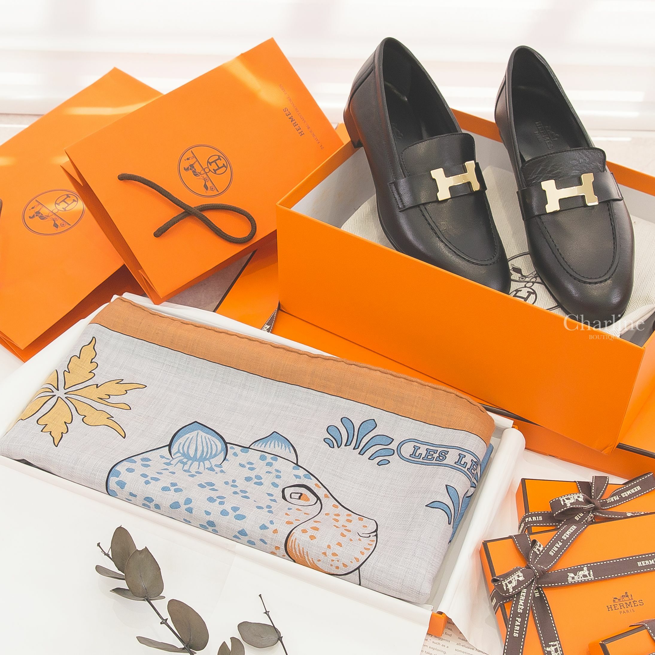 Hermès Paris Loafer 黑色金釦H山羊皮樂福鞋,Hermès Les Leopards Shawl 140 灰色/藍色/石榴紅花豹喀什米爾真絲披肩-Charline Boutique 精品代購