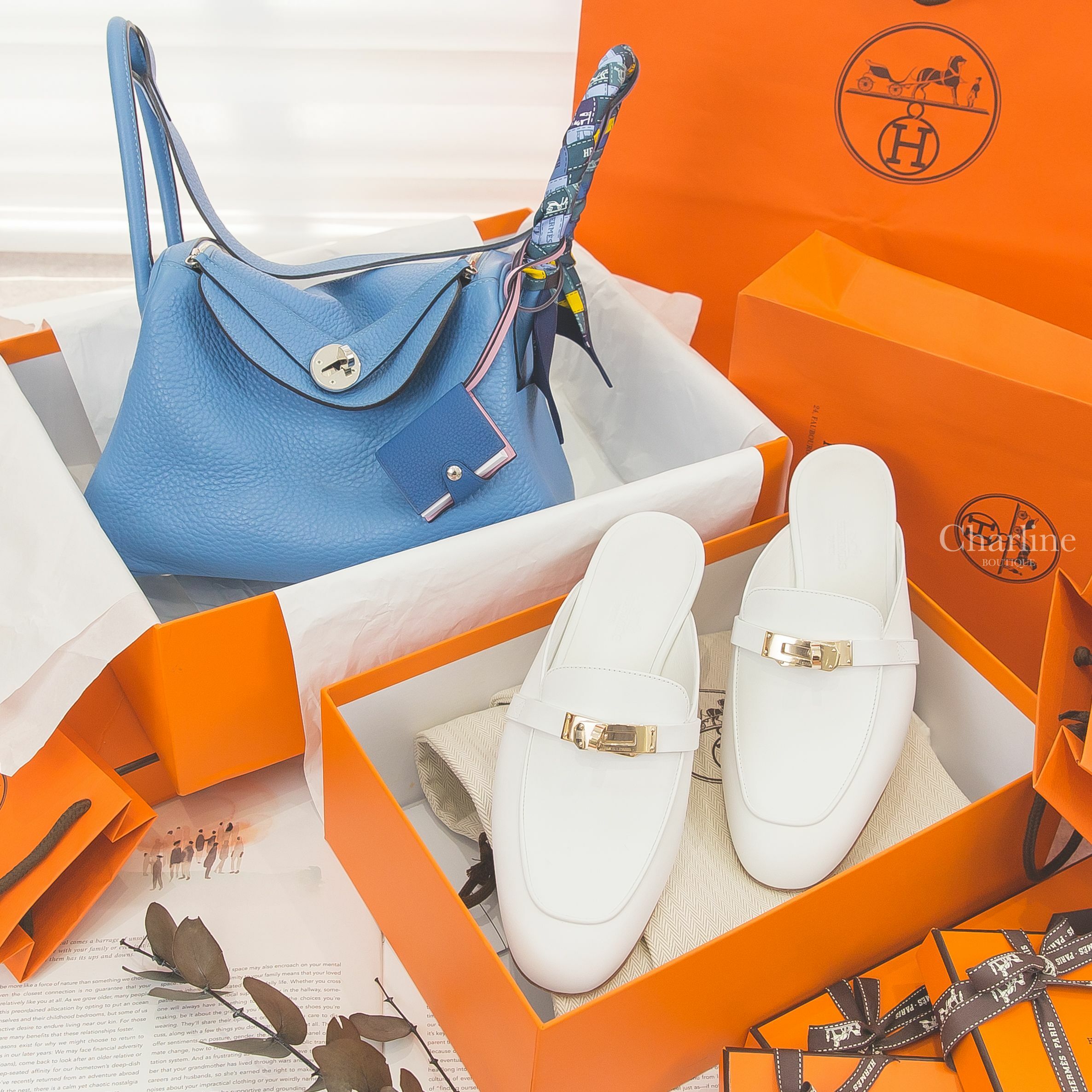 Hermès Ulysse Nano Charm 法國藍/錦葵粉筆記本吊飾,Hermès Oz Mule 白色金釦牛皮平底穆勒鞋,Hermès Twilly 綠色/深藍色/黃色格紋絲巾-Charline Boutique 精品代購