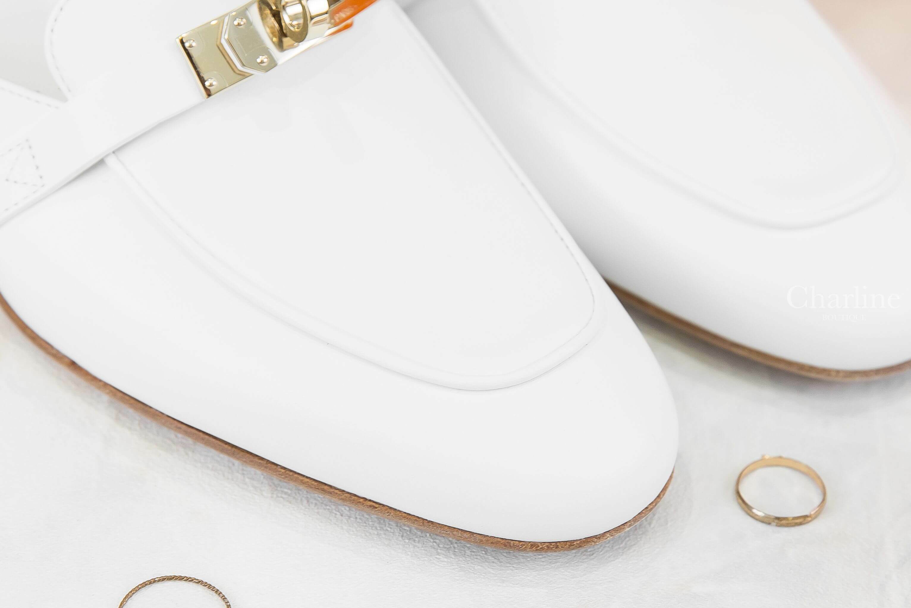 Hermès Oz Mule 白色金釦小牛皮平底穆勒鞋