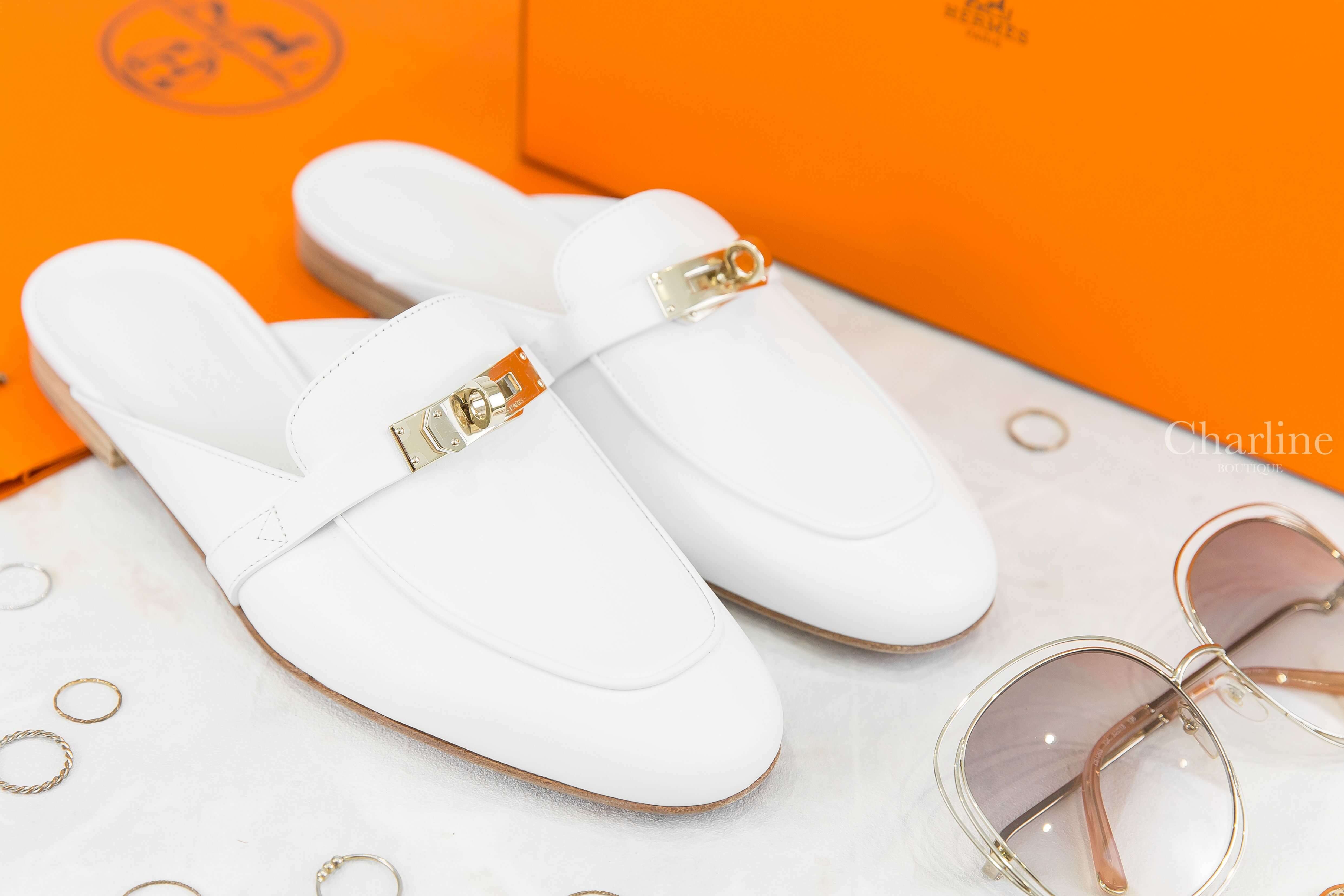 Hermès Oz Mule 白色金釦小牛皮平底穆勒鞋