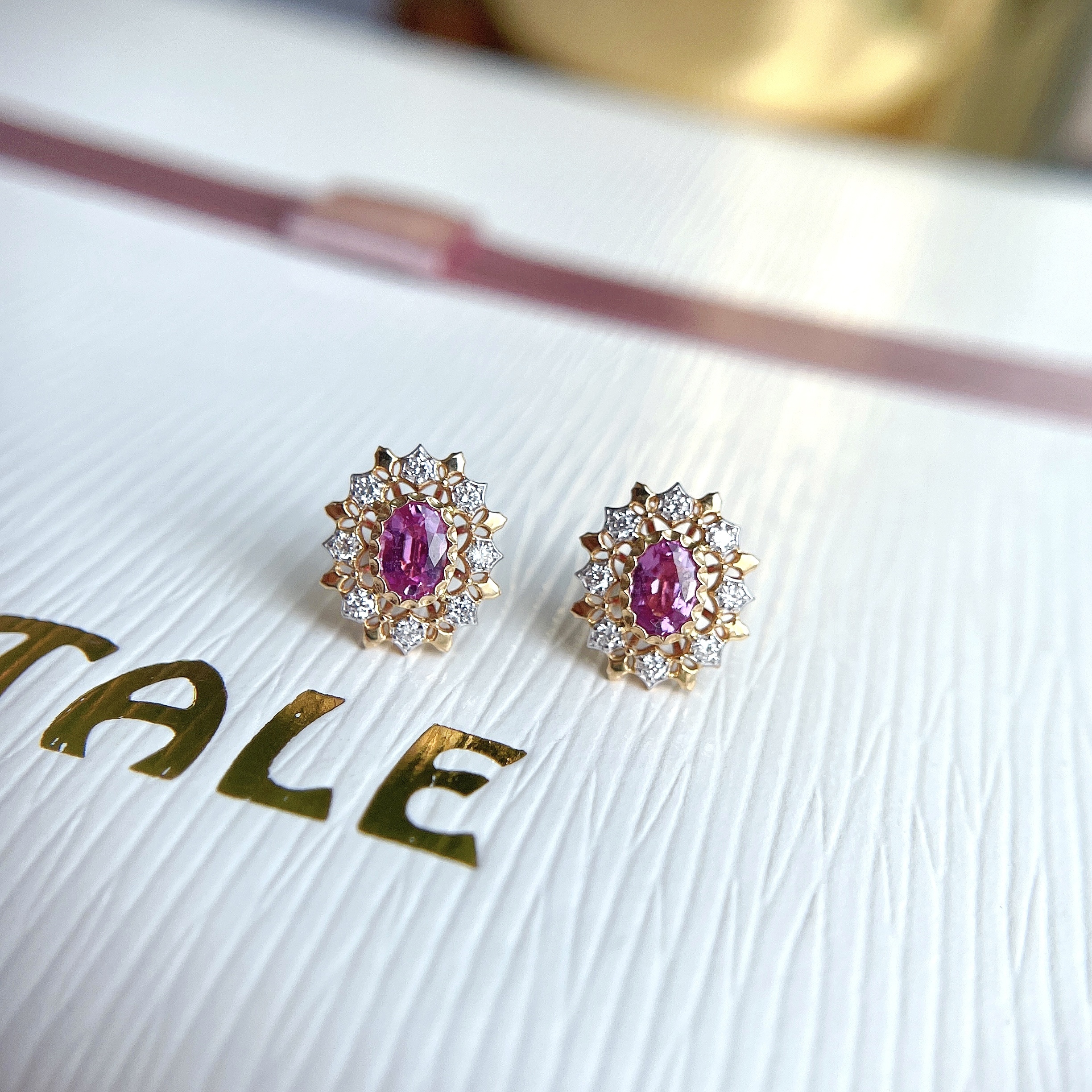 18K雙色金粉紅藍寶石鑽石復古耳釘 - Hot Pink