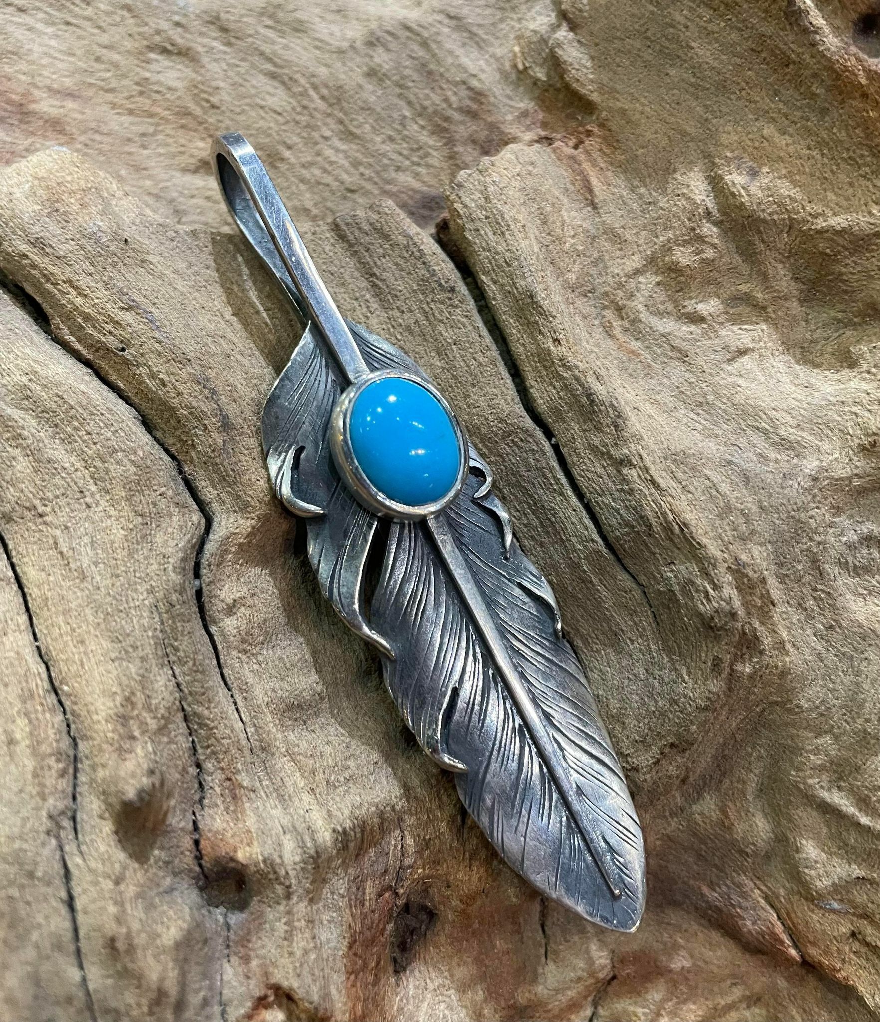 *Black Venom Jewelry-Freedom & Prayer XL(8cm)鑲美國Sleeping Beauty松石銀羽。