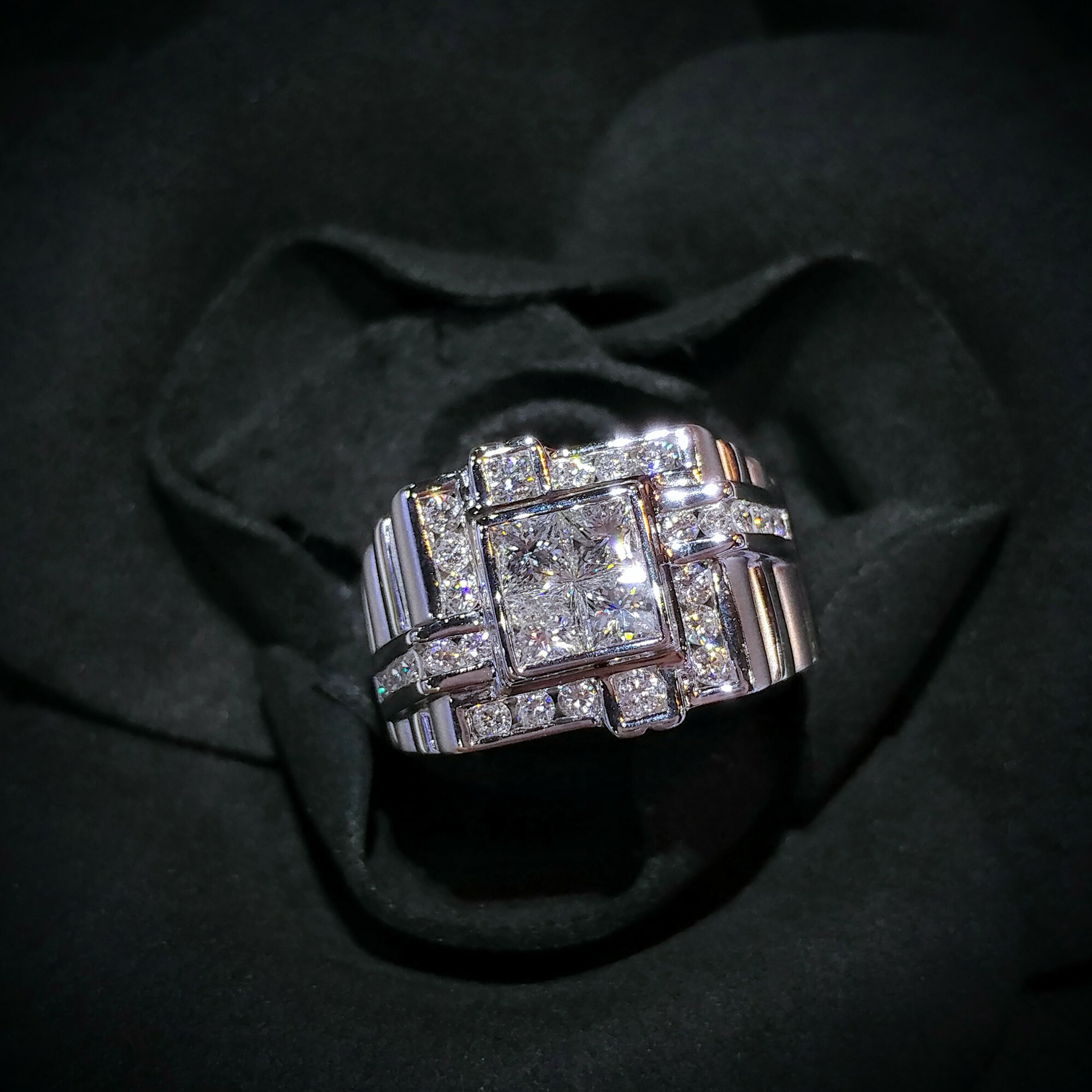 全新18K白金1卡15份方形鑽石戒指