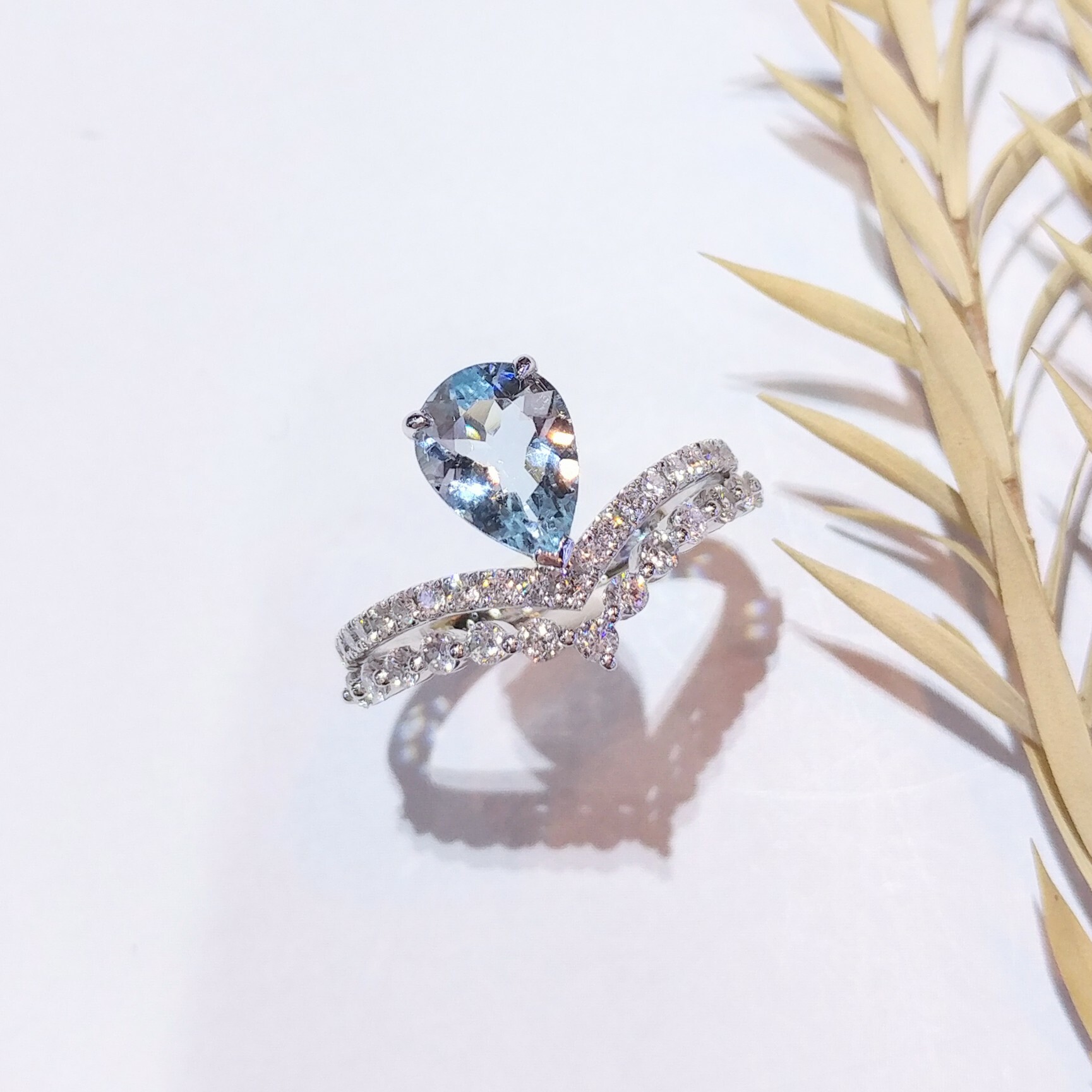 18K White Gold 0.95ct Aquamarine and Diamond ring