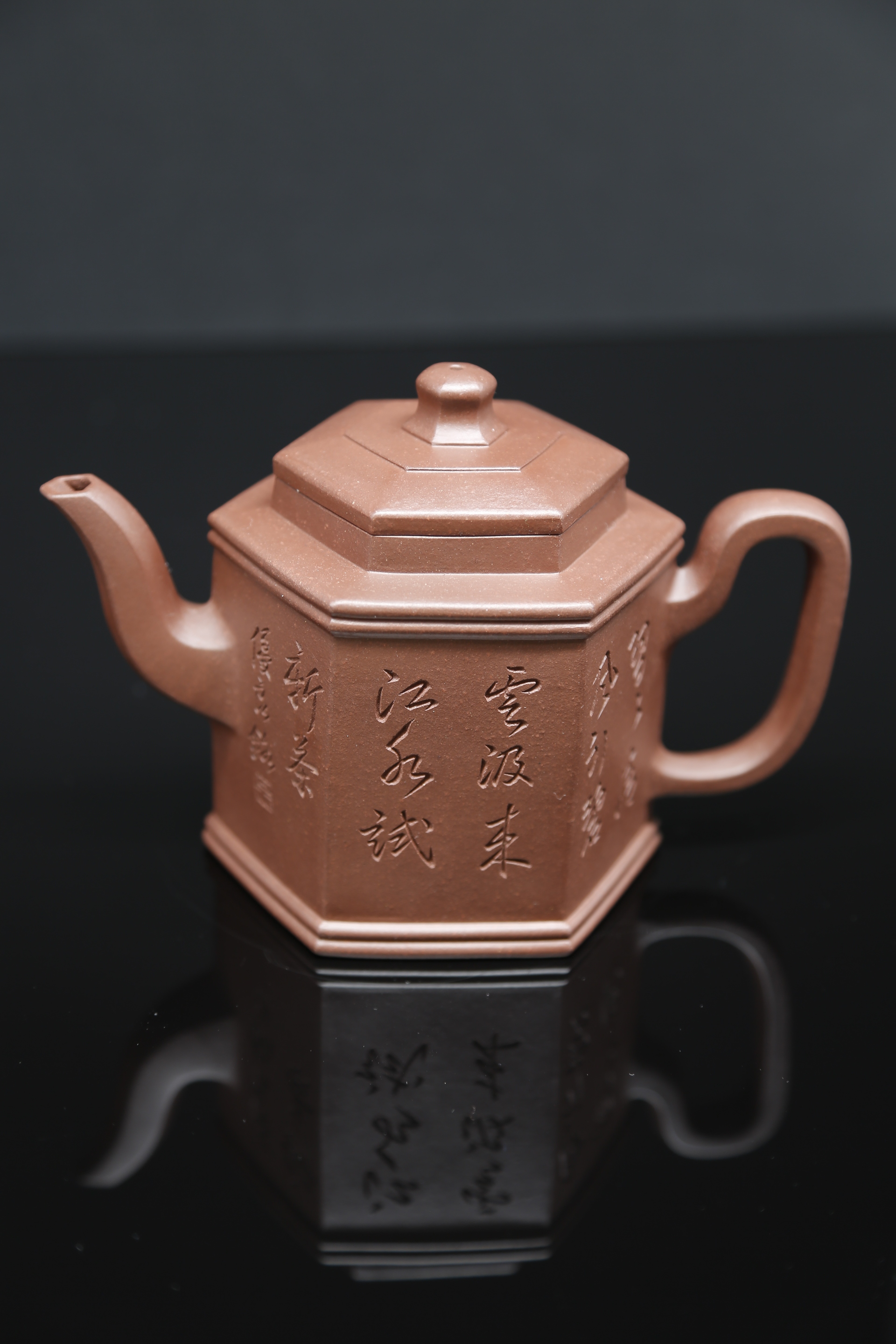 【六方神韻】--造型方正挺括，剛勁有力，將方器的神韻表現得恰到好處