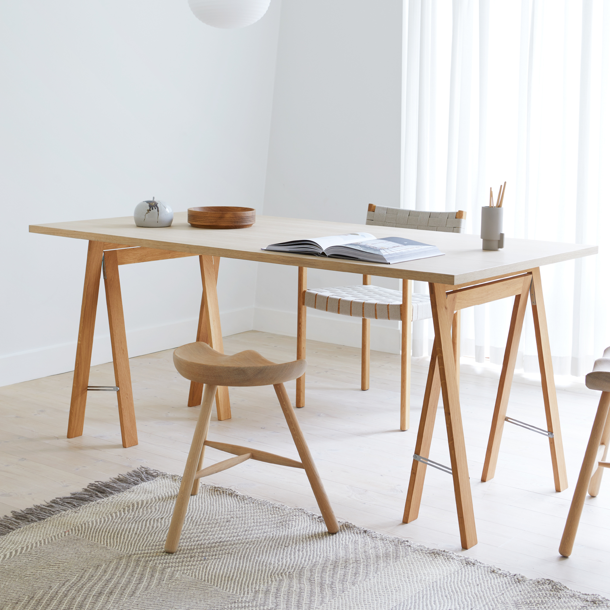 鞋形 / 吧台椅 - 68 公分 by Form & Refine