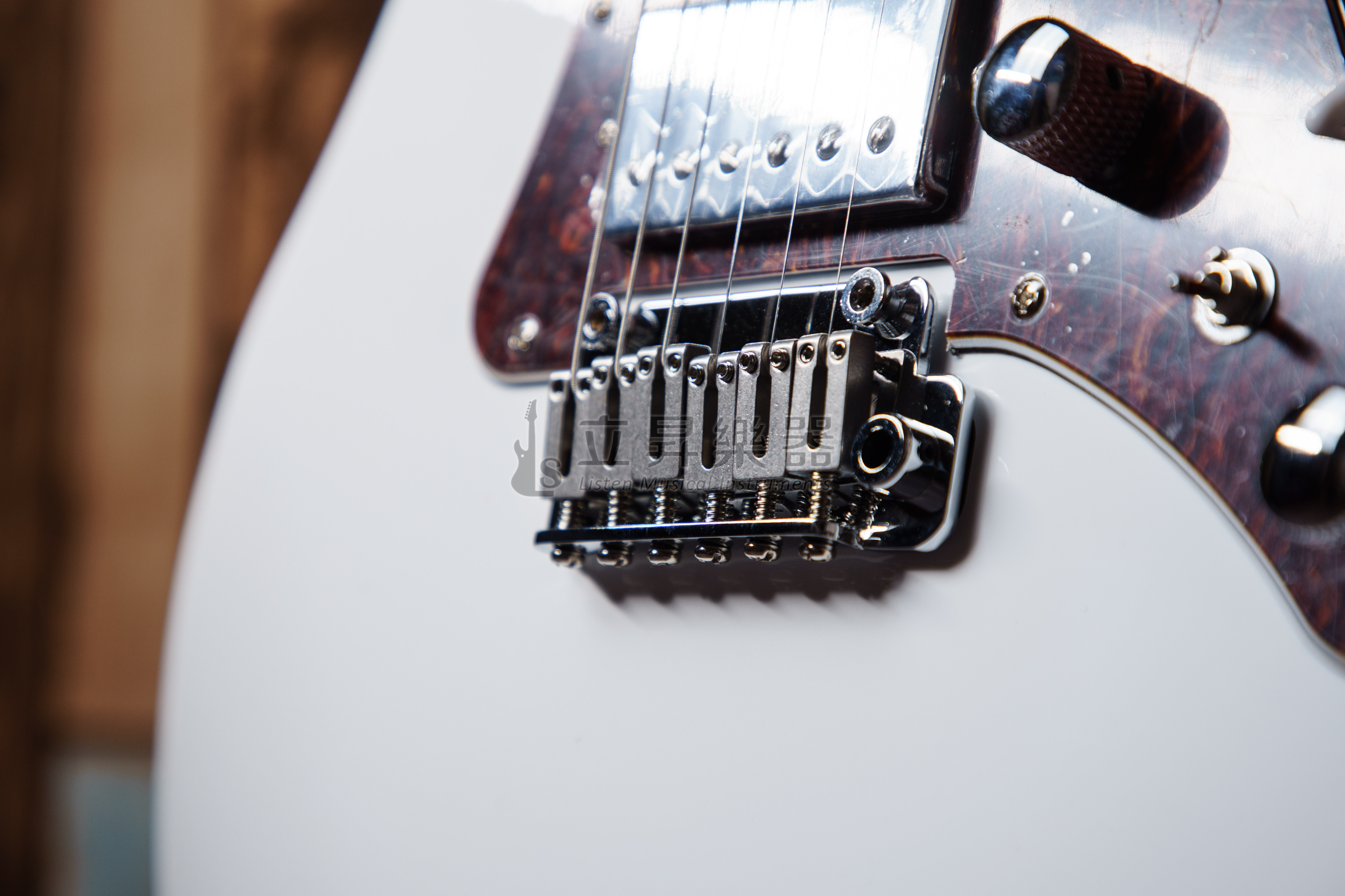 CORONA Modern Plus SE24 24格 烤楓木琴頸指板 不銹鋼Fret 附原廠厚袋 | OWT奧林匹克白 CORONA Modern Plus SE24 24格 烤楓木琴頸指板 不銹鋼Fret 附原廠厚袋 | OWT奧林匹克白 / DHB 海豚藍 第 4 張圖片｜三峽鼓 / 打擊