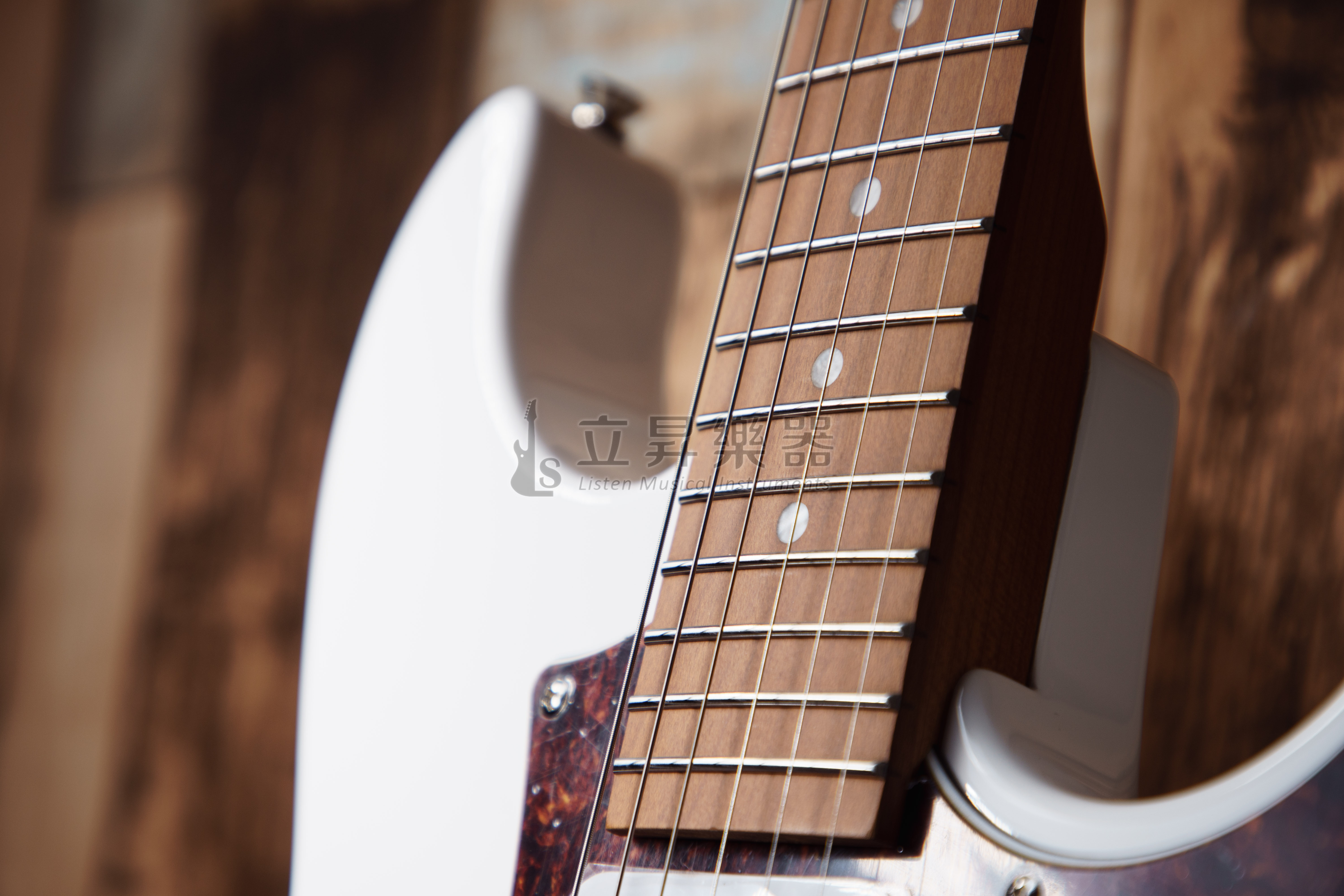 CORONA Modern Plus SE24 24格 烤楓木琴頸指板 不銹鋼Fret 附原廠厚袋 | OWT奧林匹克白 CORONA Modern Plus SE24 24格 烤楓木琴頸指板 不銹鋼Fret 附原廠厚袋 | OWT奧林匹克白 / DHB 海豚藍 第 3 張圖片｜三峽鼓 / 打擊