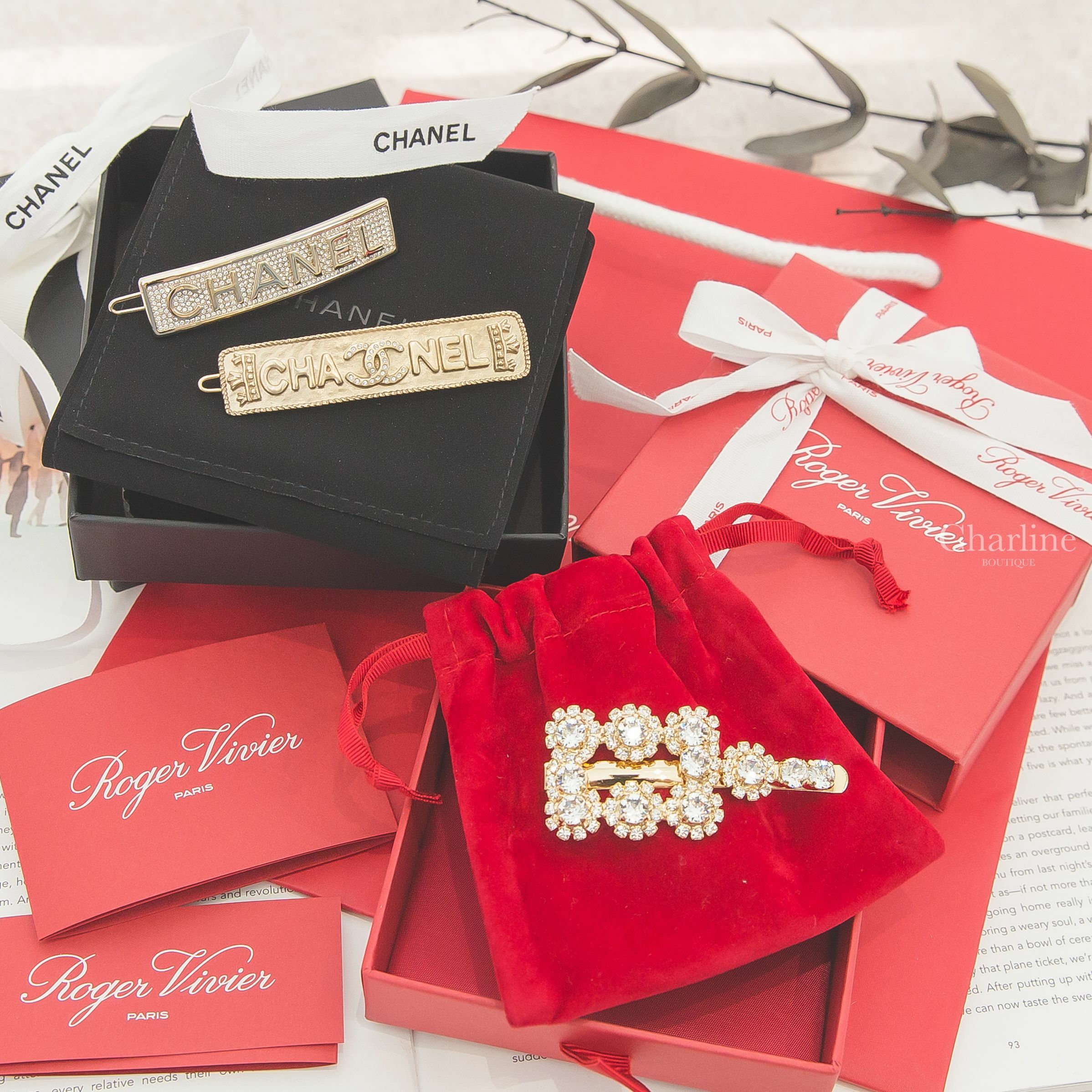 Roger Vivier Buckle Hair Clip 金色花型鑲鑽金屬髮飾,Chanel Barrette 金色水鑽CC立體浮雕皇冠字母復古仿舊髮夾,Chanel Barrette 金色字母水鑽髮夾-Charline Boutique 精品代購