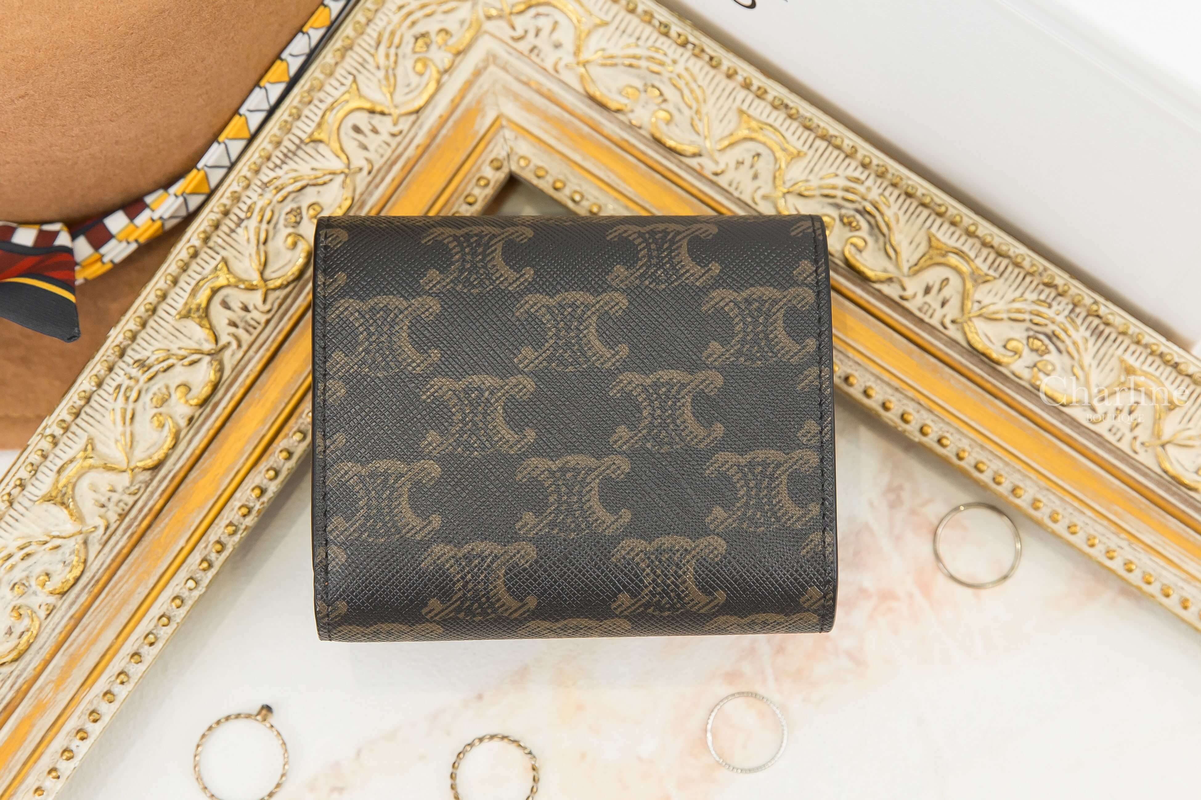 Celine Small Triomphe Wallet In Triomphe Canvas 棕褐色凱旋門老花帆布金釦三折短夾-Charline Boutique 精品代購