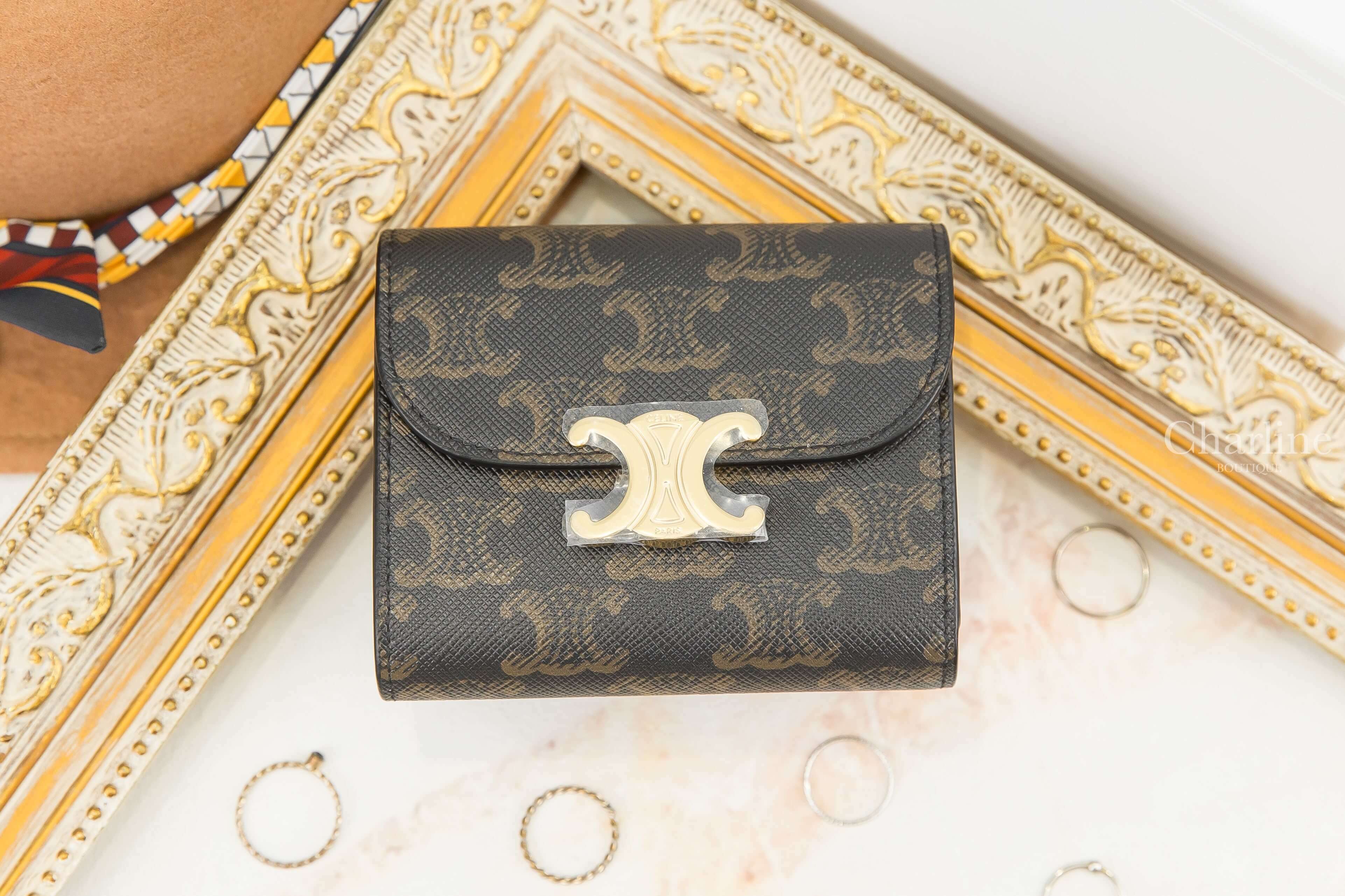 Celine Small Triomphe Wallet In Triomphe Canvas 棕褐色凱旋門老花帆布金釦三折短夾-Charline Boutique 精品代購