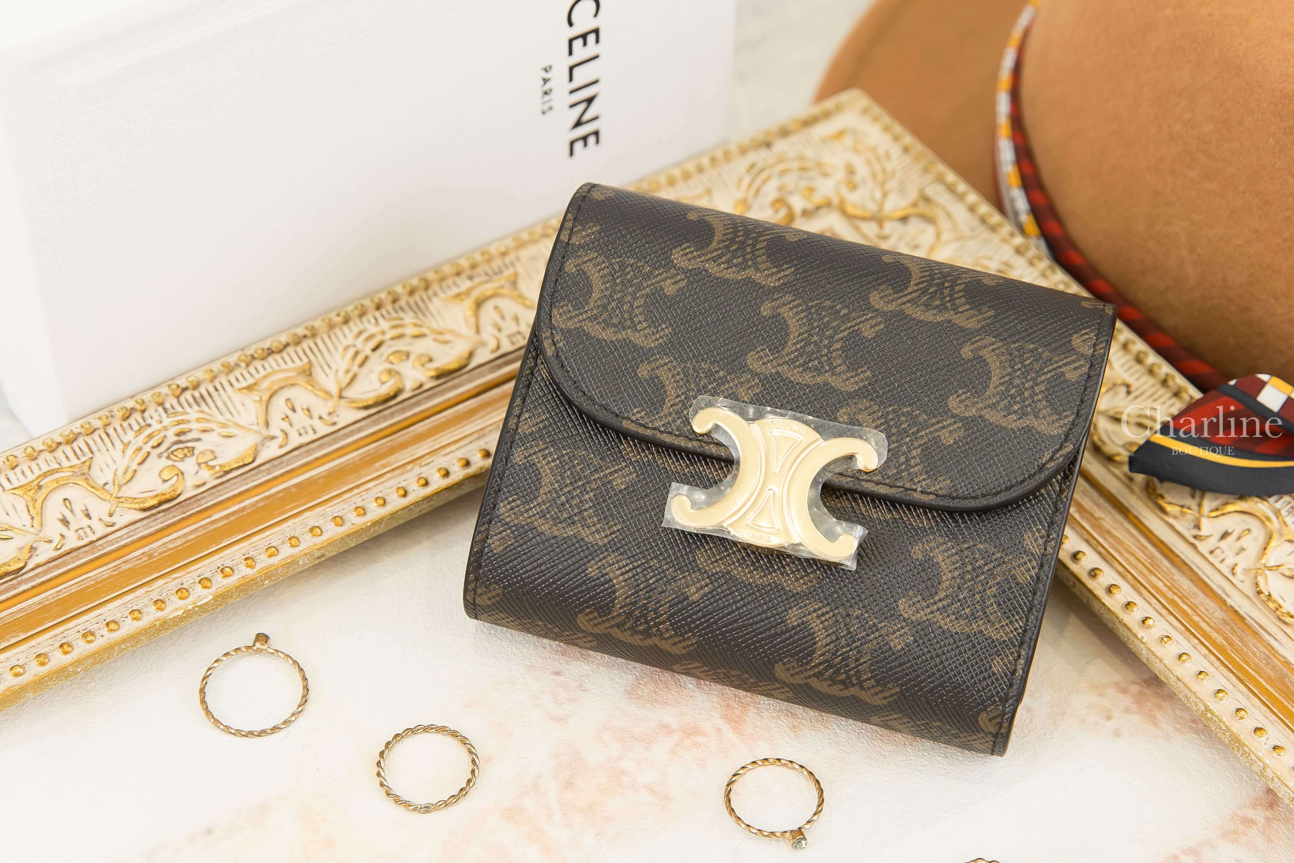 Celine Small Triomphe Wallet In Triomphe Canvas 棕褐色凱旋門老花帆布金釦三折短夾-Charline Boutique 精品代購