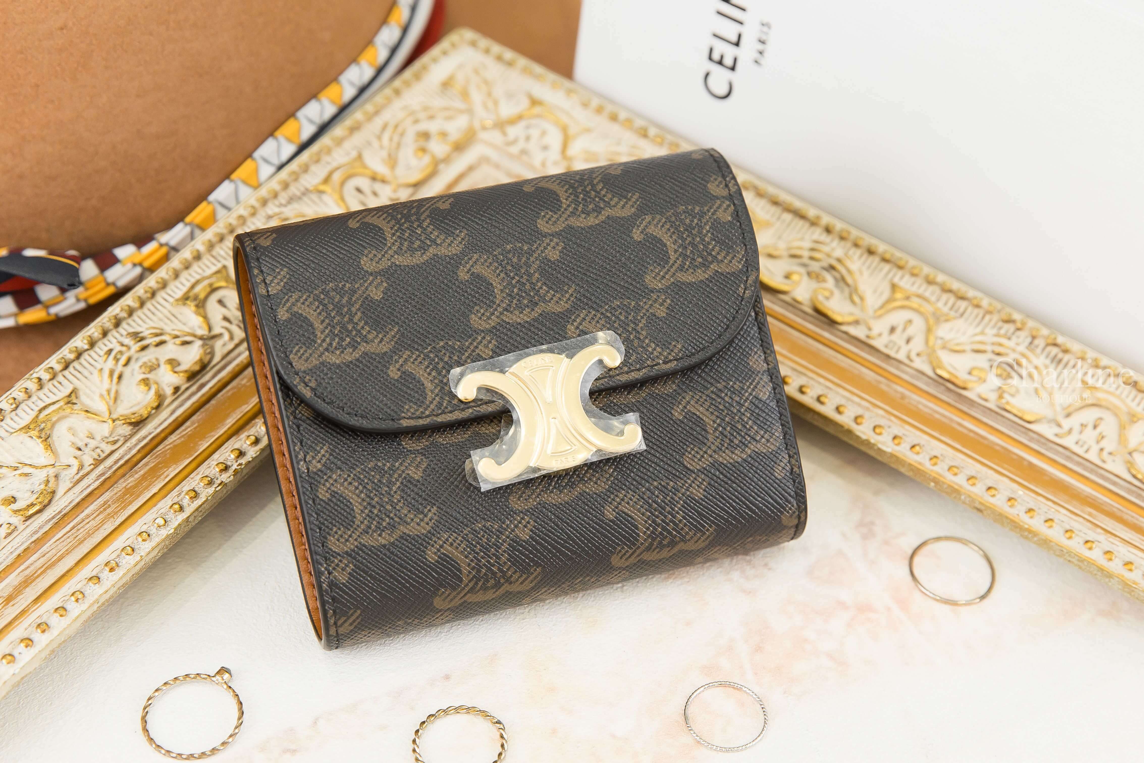 Celine Small Triomphe Wallet In Triomphe Canvas 棕褐色凱旋門老花帆布金釦三折短夾-Charline Boutique 精品代購