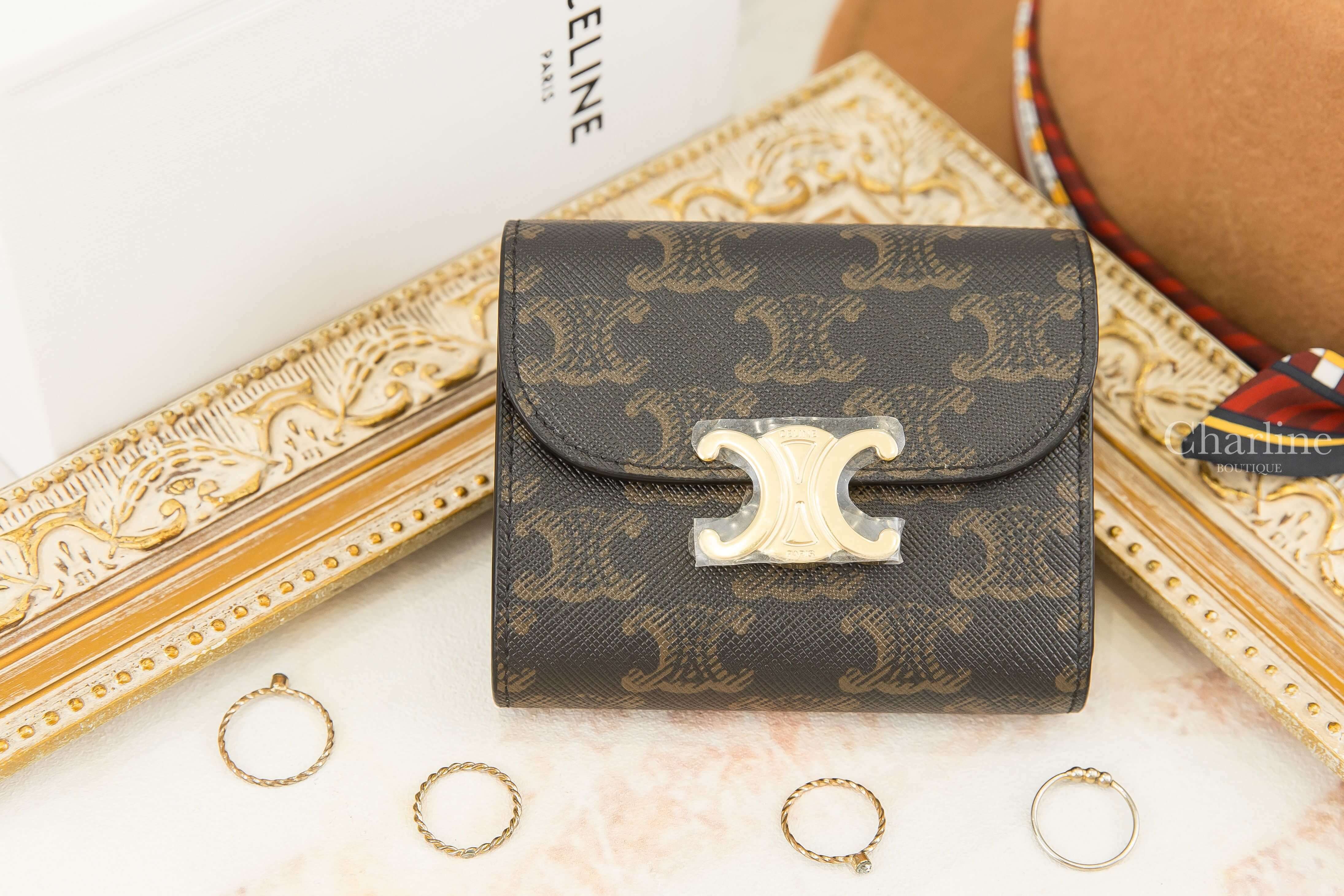 Celine Small Triomphe Wallet In Triomphe Canvas 棕褐色凱旋門老花帆布金釦三折短夾-Charline Boutique 精品代購