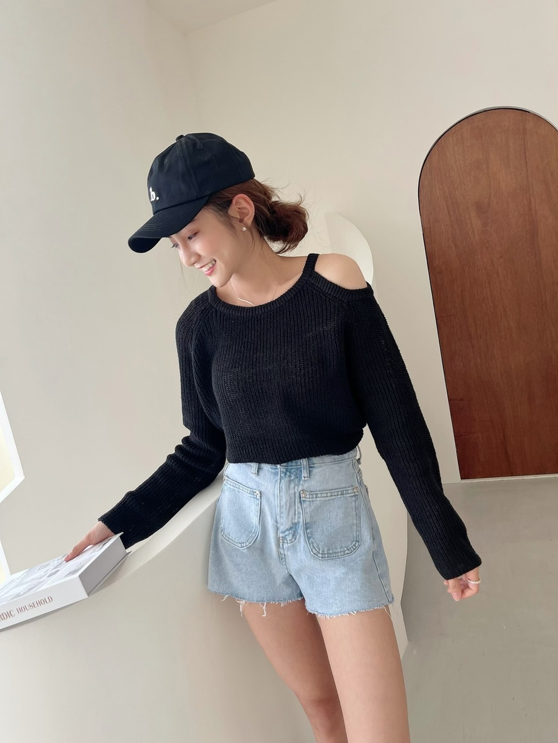 🔥03.23直播新品］💗闆娘ㄉ最愛］🇰🇷正韓圓領薄款左挖肩親膚針織上衣（性感黑/兩色）