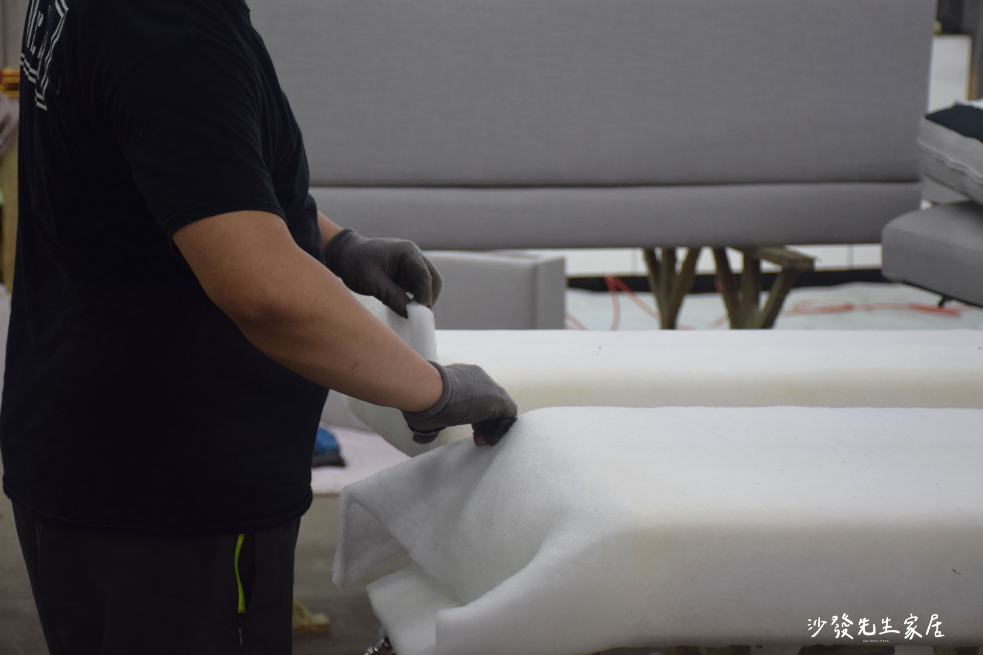 《圖　絲棉包覆整個沙發結構》