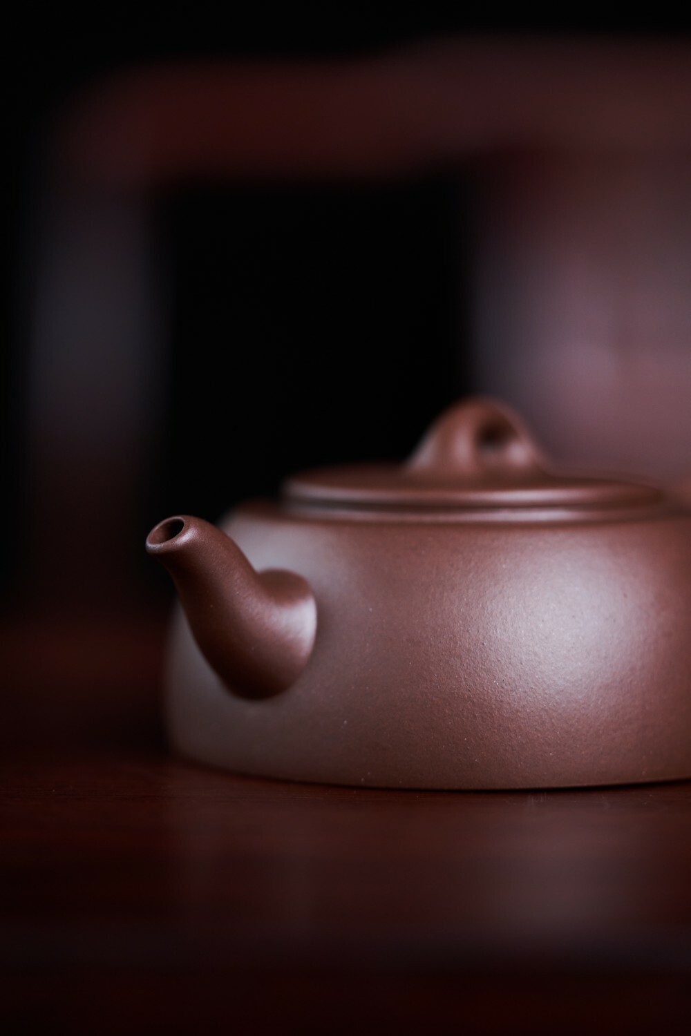 【井欄】--整器造型簡約 線條凝練 壺鈕拿捏平穩 飛把恰好端持 穩重大方 具有裝飾之美