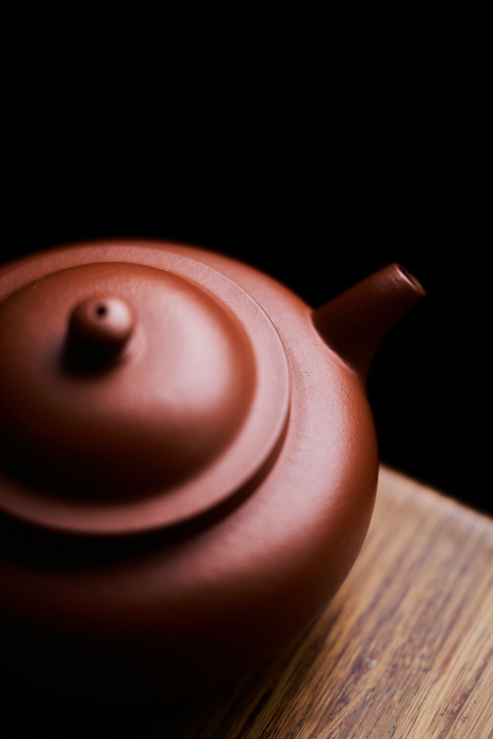 【扁燈】--作品造型形如宮燈，清新雅致，壺身鼓腹略扁而上下收斂，更顯壺腹飽滿。