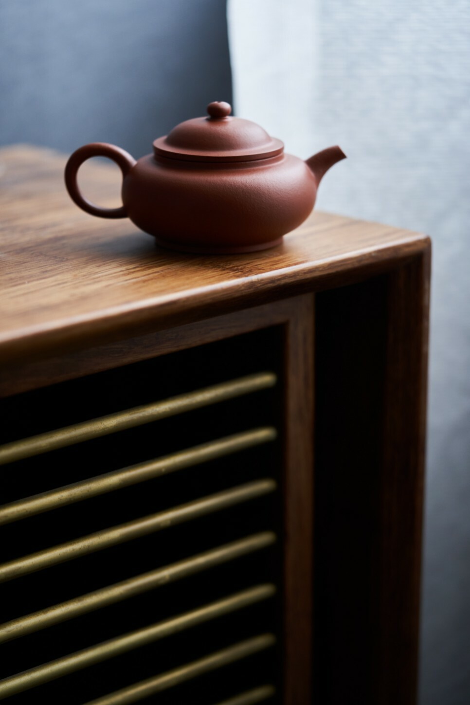 【扁燈】--作品造型形如宮燈，清新雅致，壺身鼓腹略扁而上下收斂，更顯壺腹飽滿。