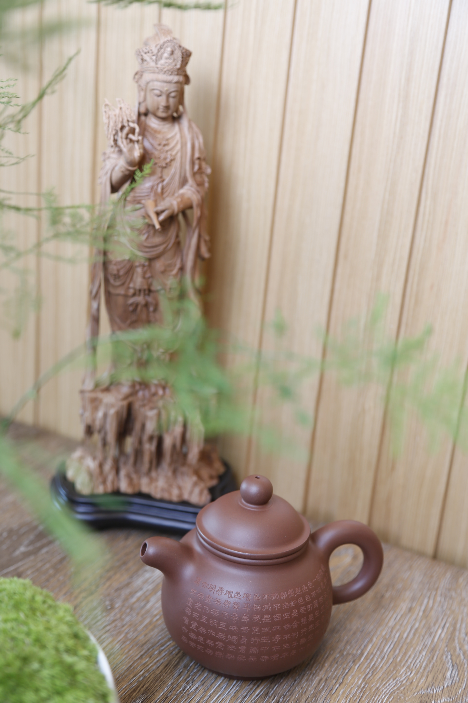 【高潘-心經】--此壺輪廓清晰，線條流暢。壺鈕為一高圓珠，精氣神十足。