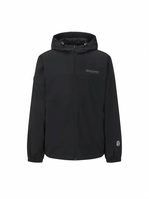 Discovery 輕量 男 連帽 臂徽章 風衣 外套 全黑 DMWJ61023-BKS