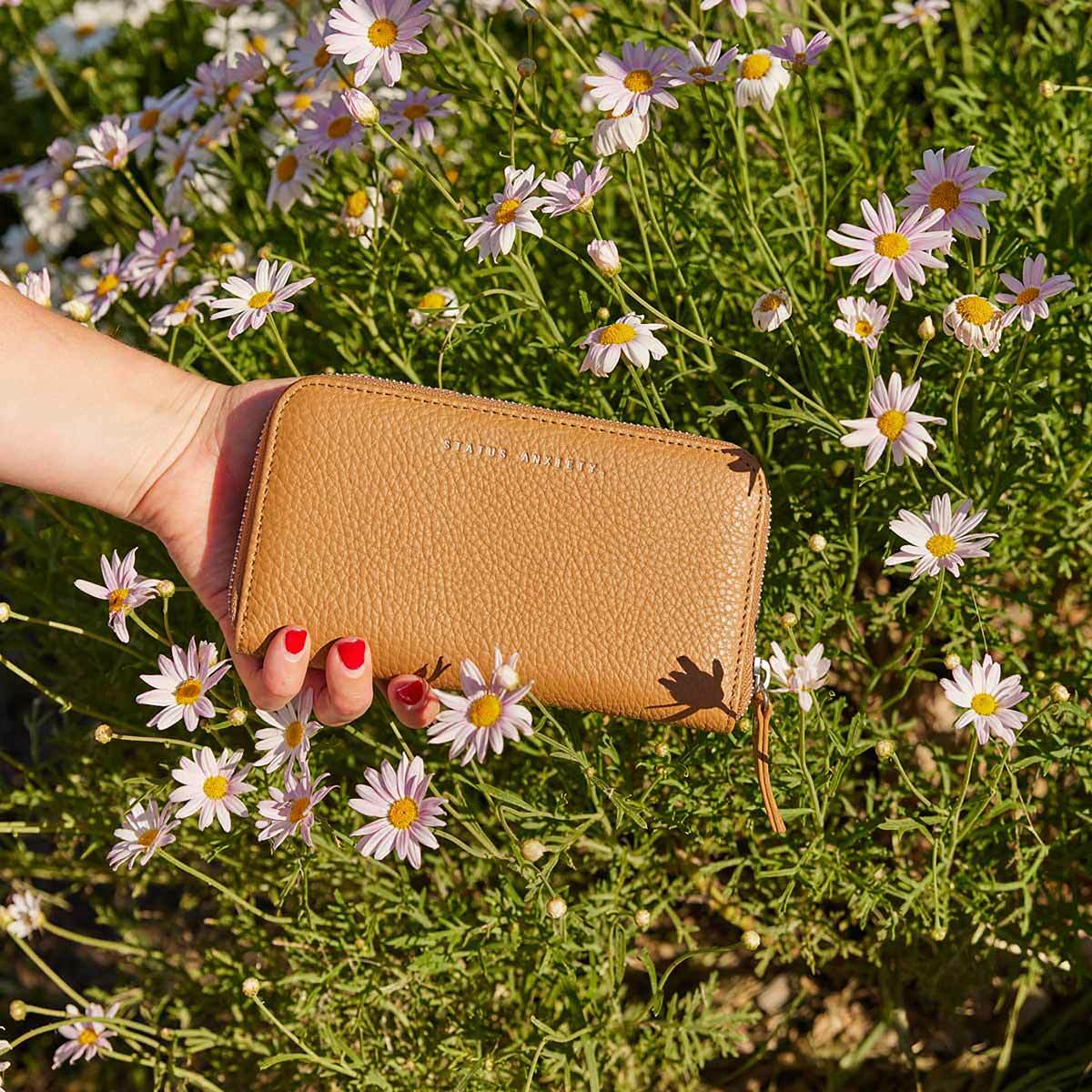 Status Anxiety. | Yet to Come 拉鍊長夾（駝、綠、黑）