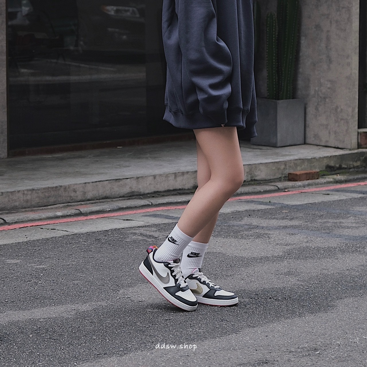 Nike Court Borough Low 2 SE GS 白黑桃 香檳金勾 DJ0040-100