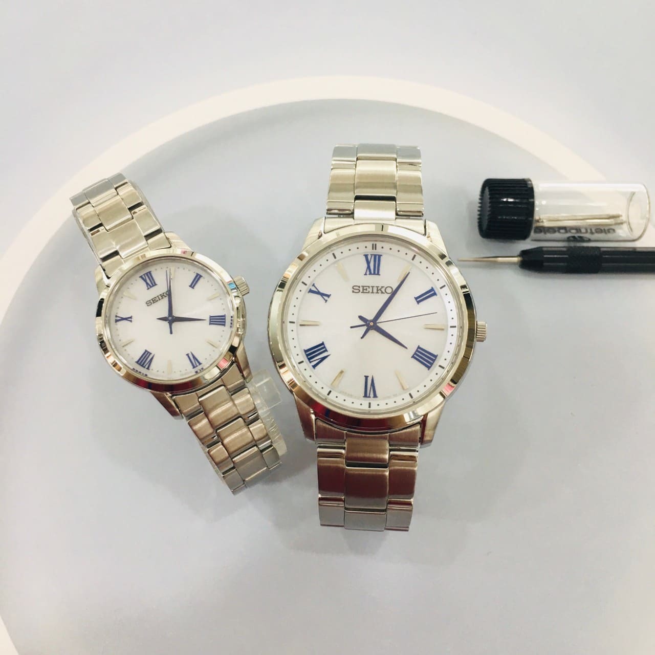 【SEIKO 精工】經典太陽能對錶 V131-0AG0S(39mm) / V131-0AF0S(27.8mm)  現代鐘錶