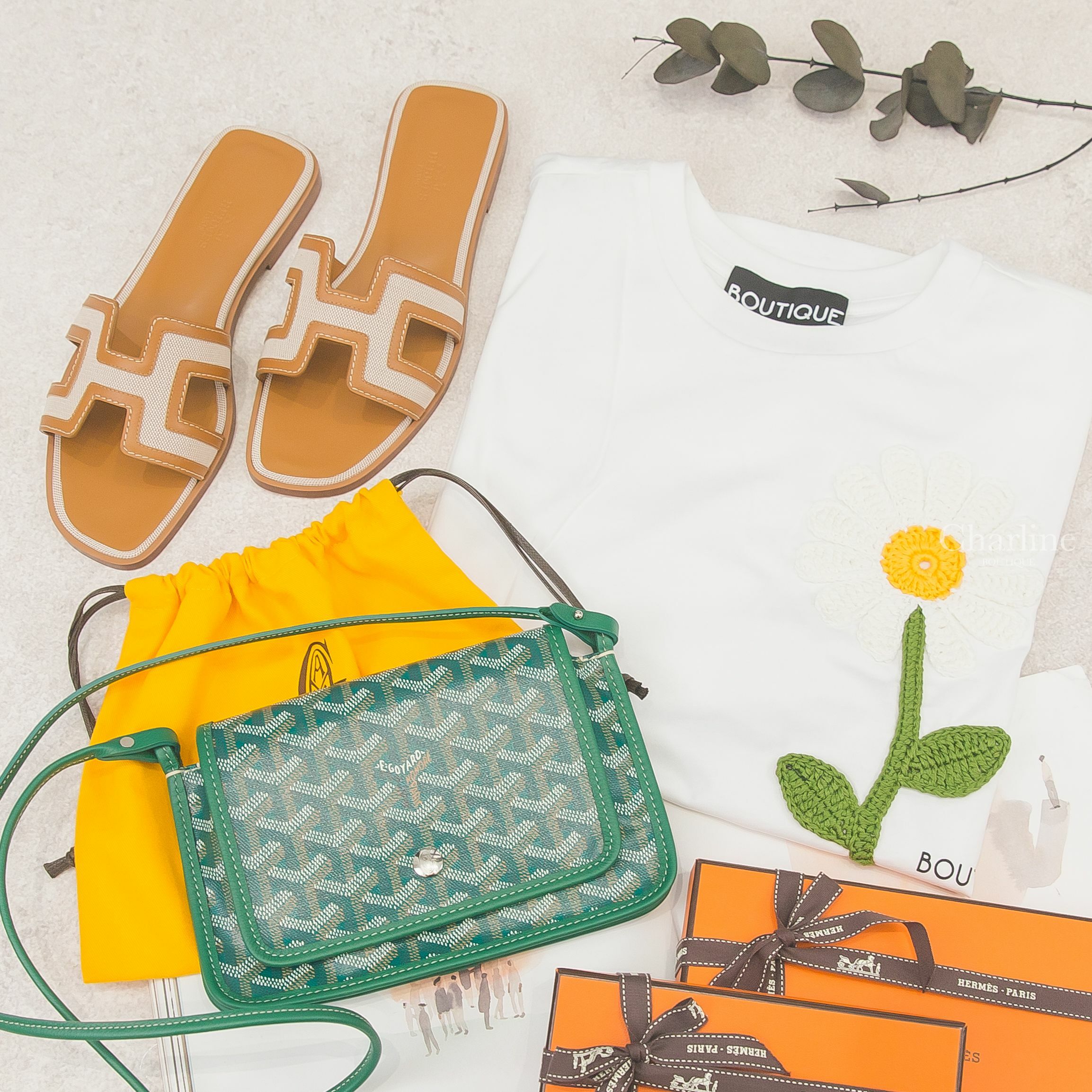 Goyard Portefeuille Pochette Plu 綠色牛皮肩背包,Hermès Oran Sandals 榛果色/米色 H Logo 牛皮拼接丹寧帆布平底拖鞋-Charline Boutique 精品代購
