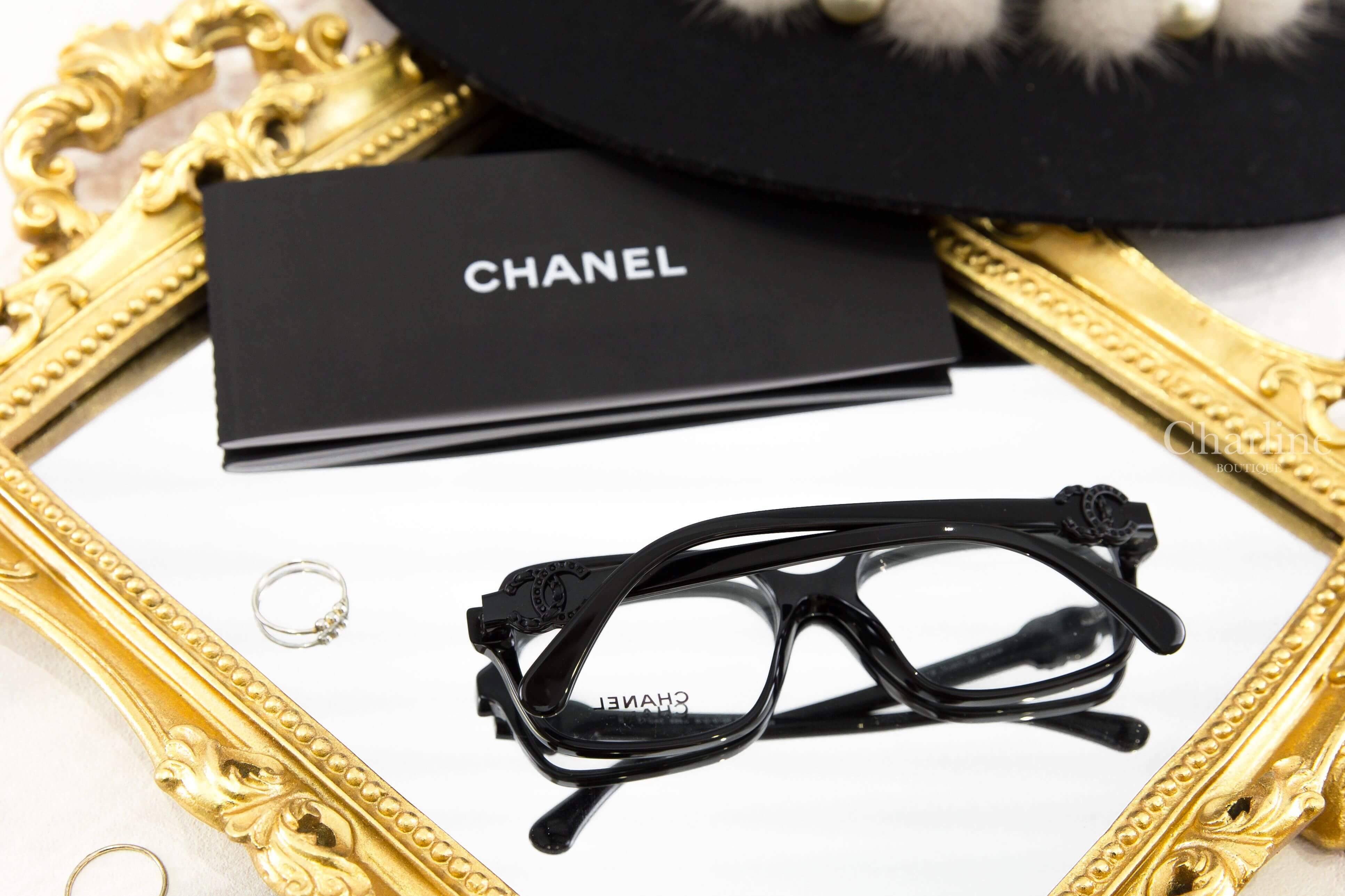 Chanel 黑色側邊黑水鑽皮穿鍊CC中型方框平光眼鏡-Charline Boutique 