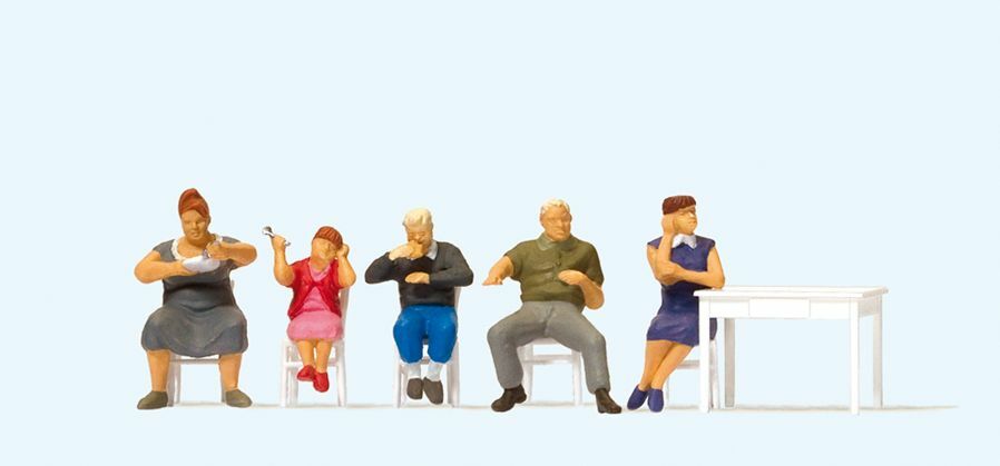 Preiser 10577 HO Seated at the table, with table and loose chairs