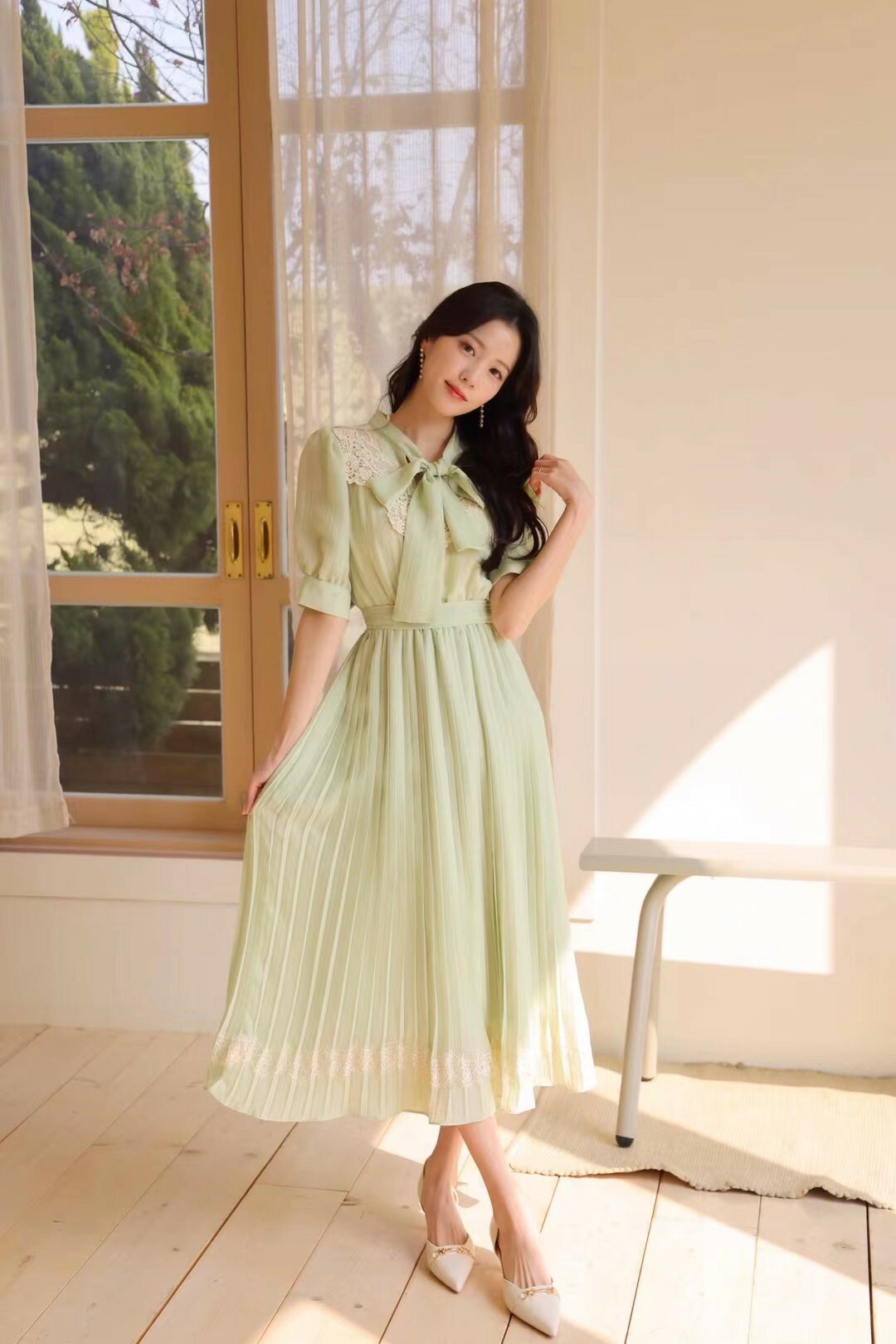 2204094kimchi蕾絲邊裝飾領結短袖細百摺飄逸長洋裝